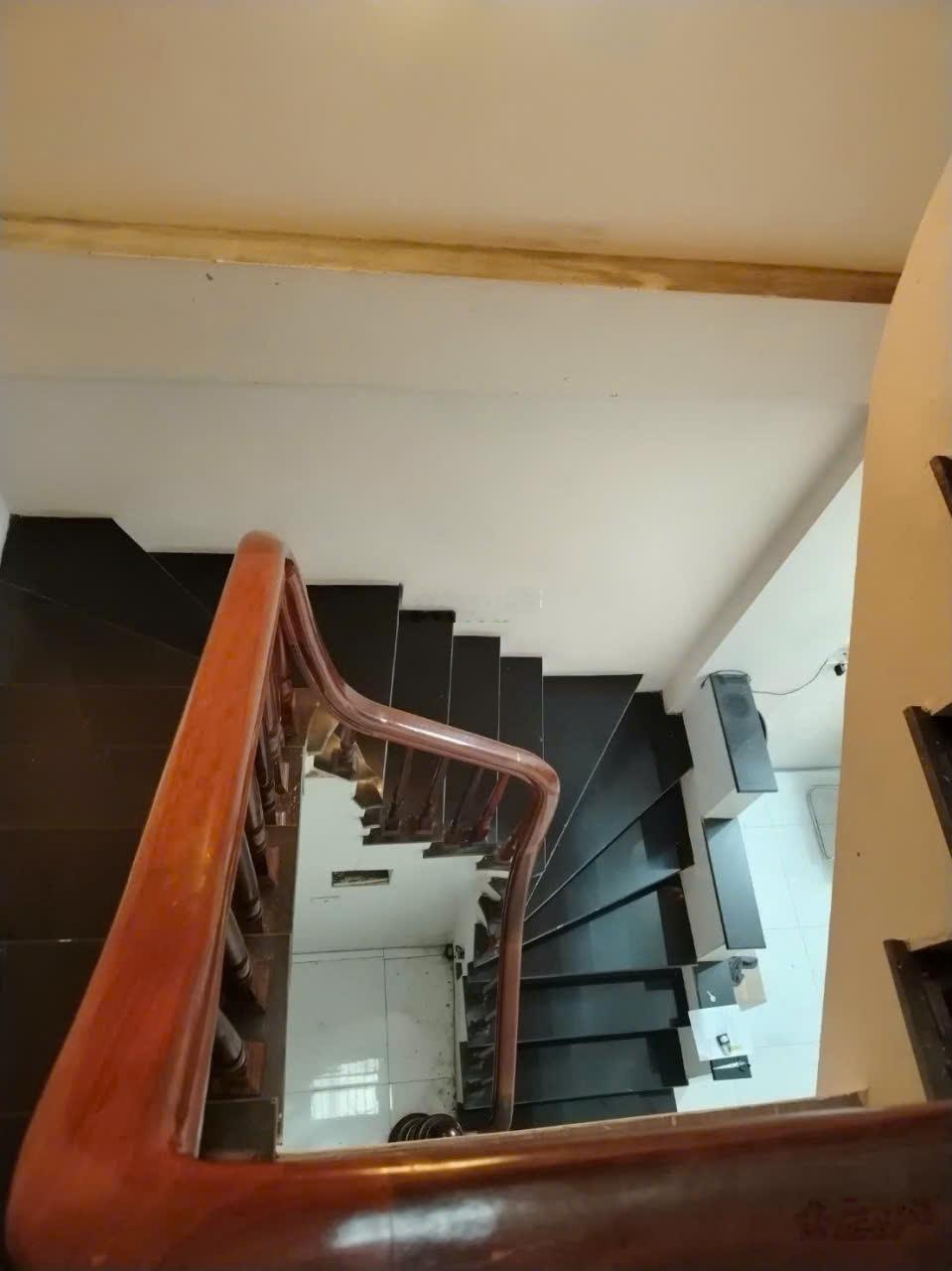 Cô em có căn nhà gần trường FPT, sát ngã tư đường Trịnh Văn Bô - đường 70 cần bán.