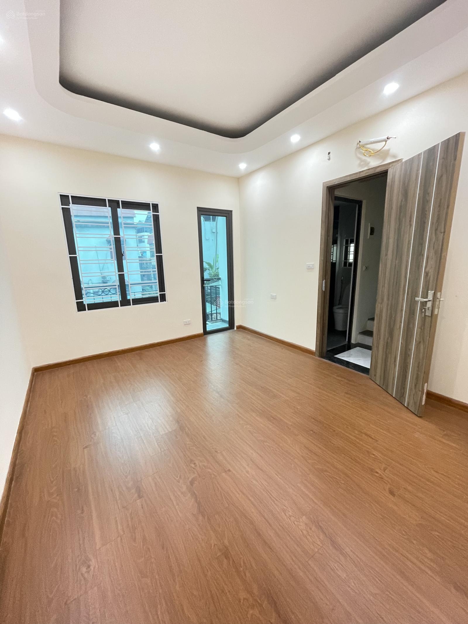 Bán nhà dân xây 5 tầng lô góc Cự Khối - giá có thương lượng