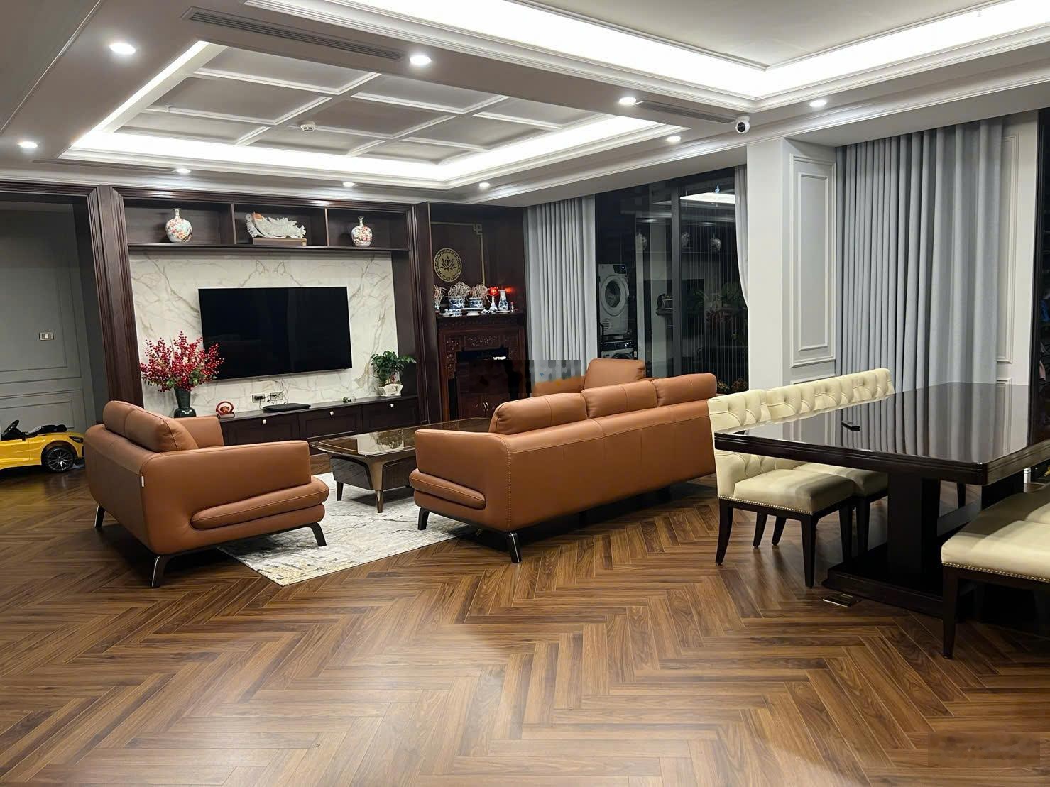 Bán siêu phẩm đập thông 185m2 góc tầng cao, hướng Đông Nam Vinhomes Symphony