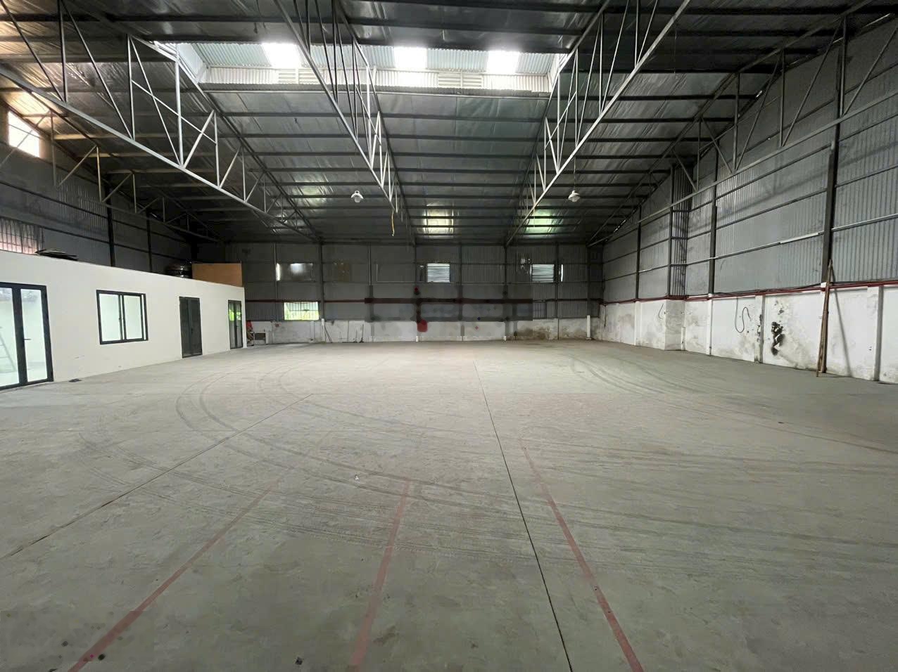 Cho thuê kho xưởng đường 32 Đức Thượng Hoài Đức, DT 800m2 làm kho xưởng, sân cầu lông, Picker ball