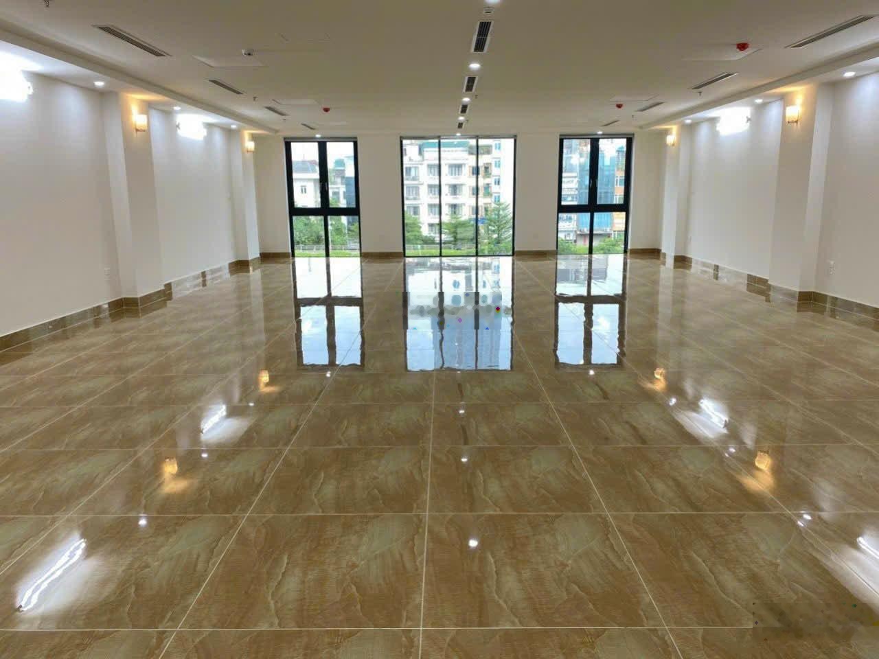 Cho thuê nhà Nguyễn Chánh, DT 85m2, 6 tầng, MT 6m, thông sàn, thang máy, nhà mới