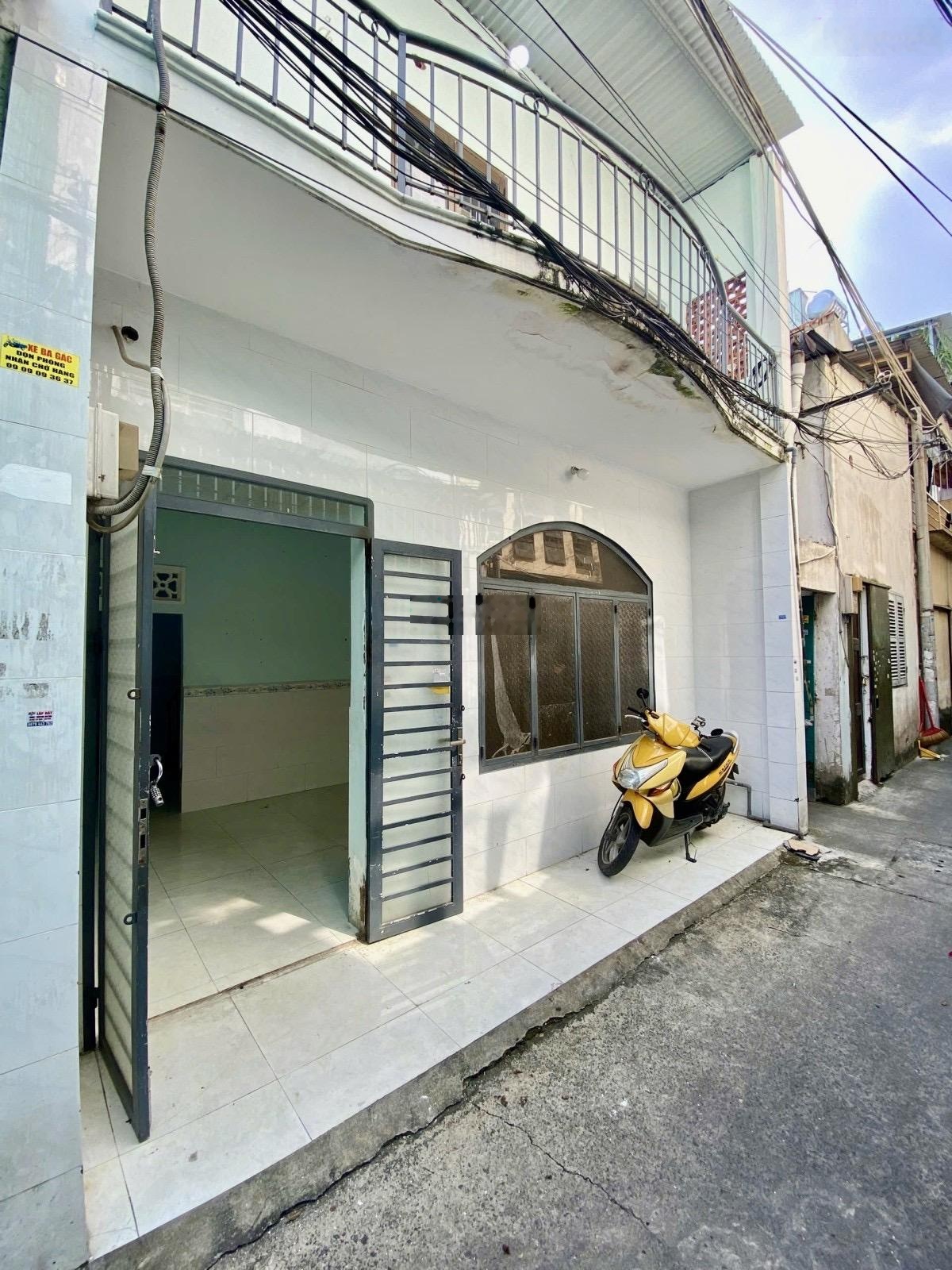 Văn Chung P13 Tân Bình sát ga T3. DT: 70m2, ngang 5.2m. Nhà 2 tầng. Hẻm ô tô nhỏ. Nhỉnh 8tỷ