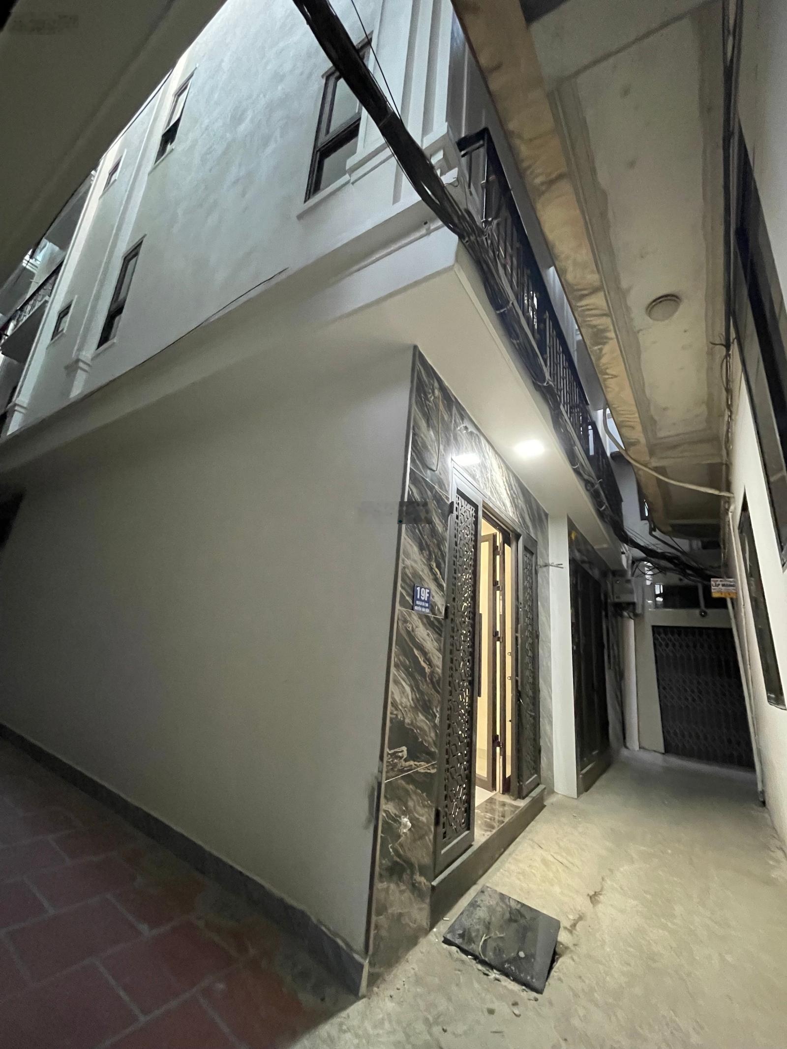 Tôi bán nhà dương văn bé lô góc 33,8m2 5 tầng mt3,38m giá 7,6 tỷ