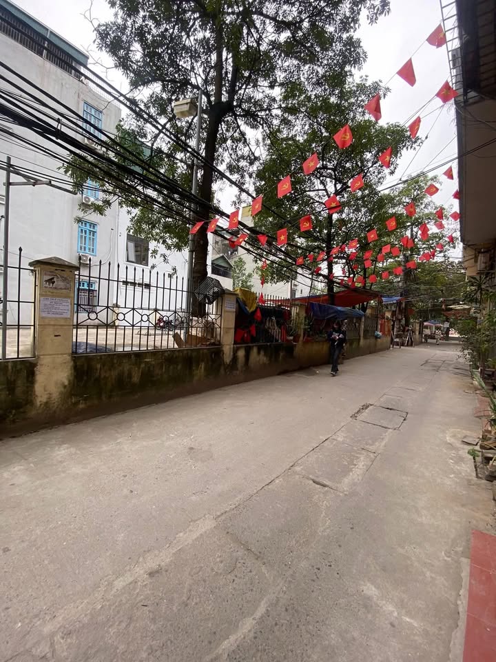 Nhà lô góc Kim Giang, nở hậu, tặng nội thất cổ điển