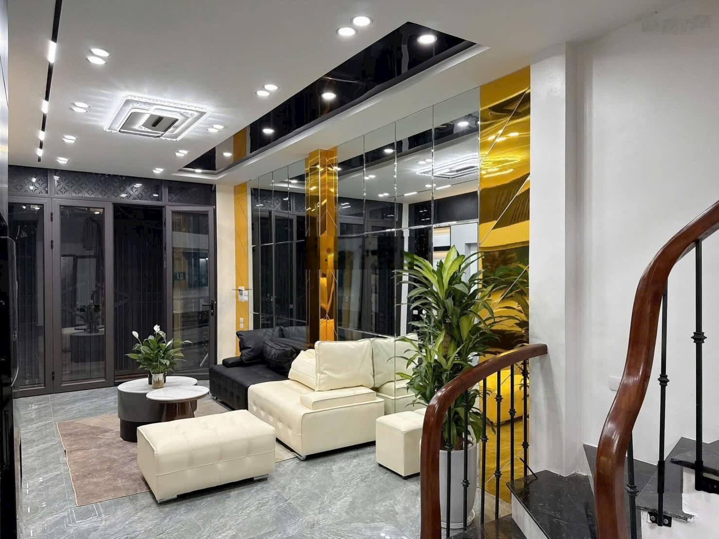 Bán nhà phố Quán Thánh 6 tầng ô tô cách 3m full công năng 3 tỷ