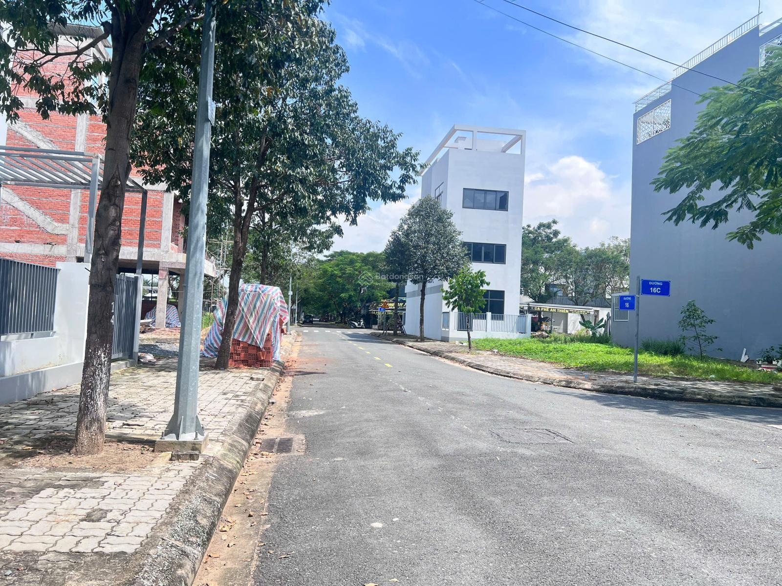 Bán gấp đất hoán đổi Đông Tăng Long song lập 8x20m đối diện trường học, sổ sẵn, 11tỷ. Lh 0909483360