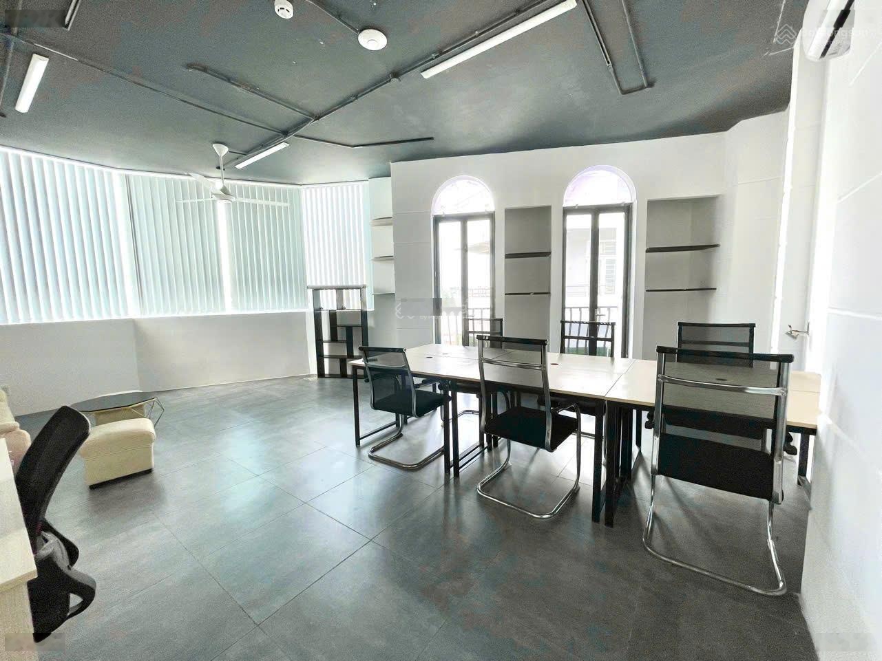 Cho thuê văn phòng diện tích 120m2 - Vị trí trống lầu 1 - Giá thuê 45 triệu/ tháng (bao pql, vat)