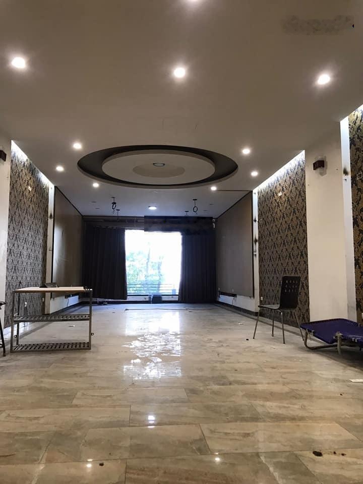 Cho thuê nhà MẶT PHỐ TRUNG KÍNH - CẦU GIẤY, 90m2 x 5T, MT:6m. Vị trí siêu đẹp, kinh doanh sầm uất.