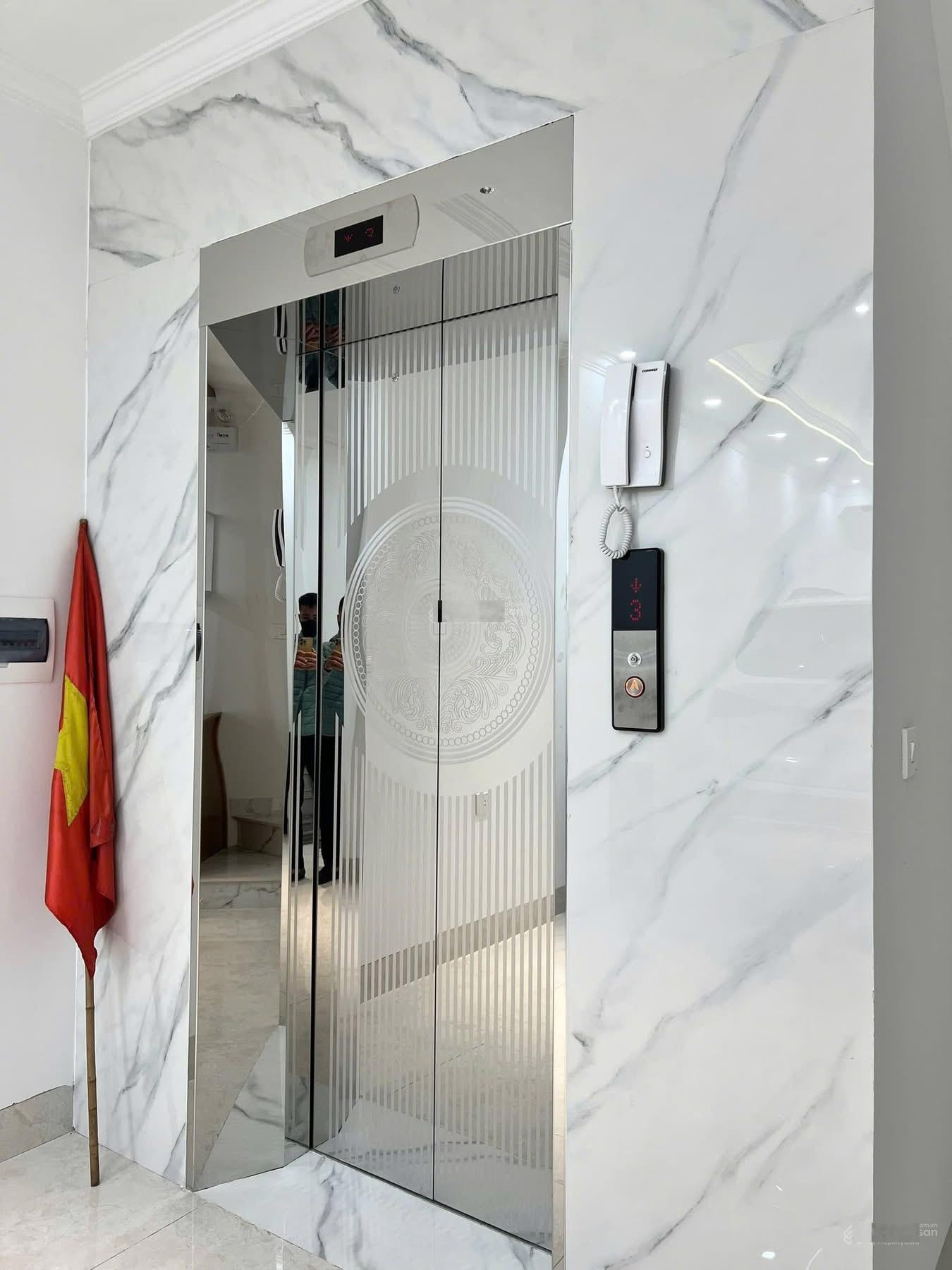 Siêu phẩm xây mới! phân lô cầu giấy41m x 7 tầng, mt 4m - thang máy, ô tô ngủ trong nhà