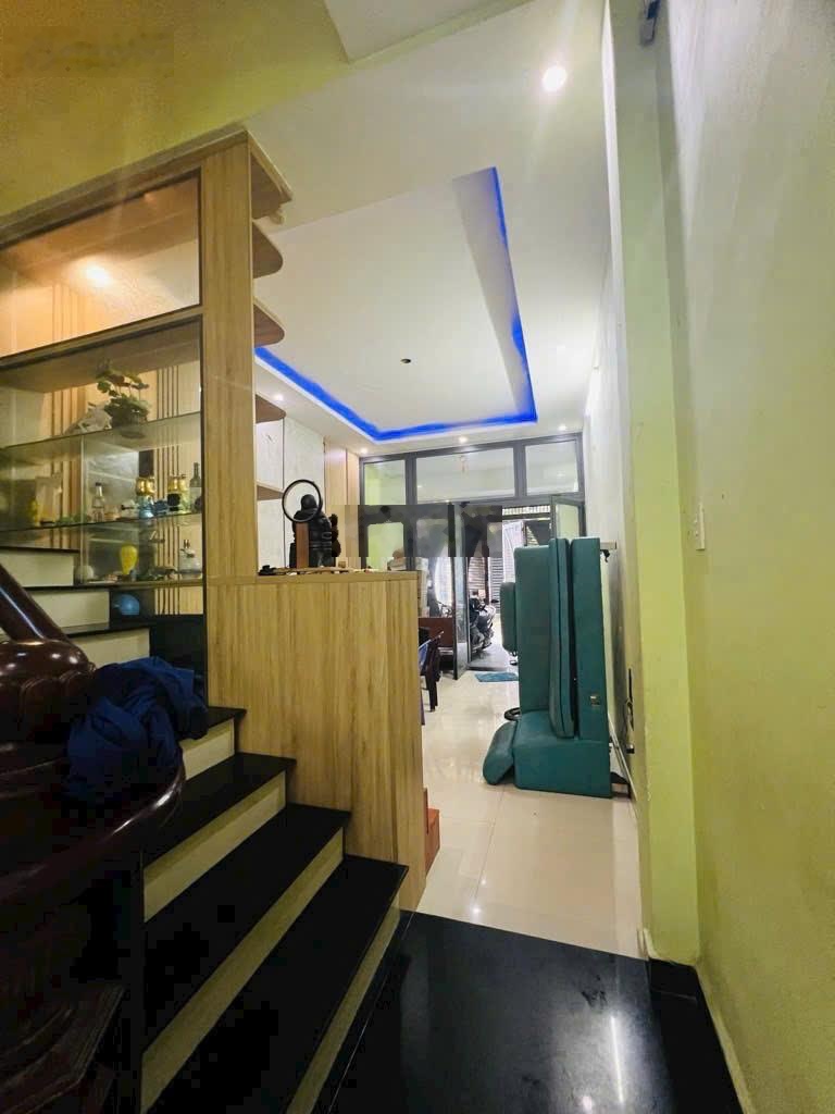 Nhà khu phân lô đường 11m gần chợ sổ vuông vức