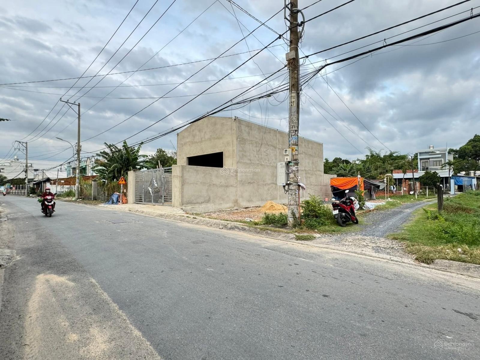 Cần bán lô đất góc 2 mặt tiền đường Phùng Thị Chuyện