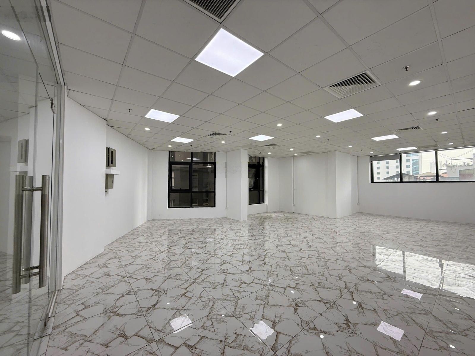 Cho thuê nhà mặt Đường Láng - Đống Đa, mọi mô hình kinh doanh, DT 220m2, mt 8 m, 100 tr, đi riêng