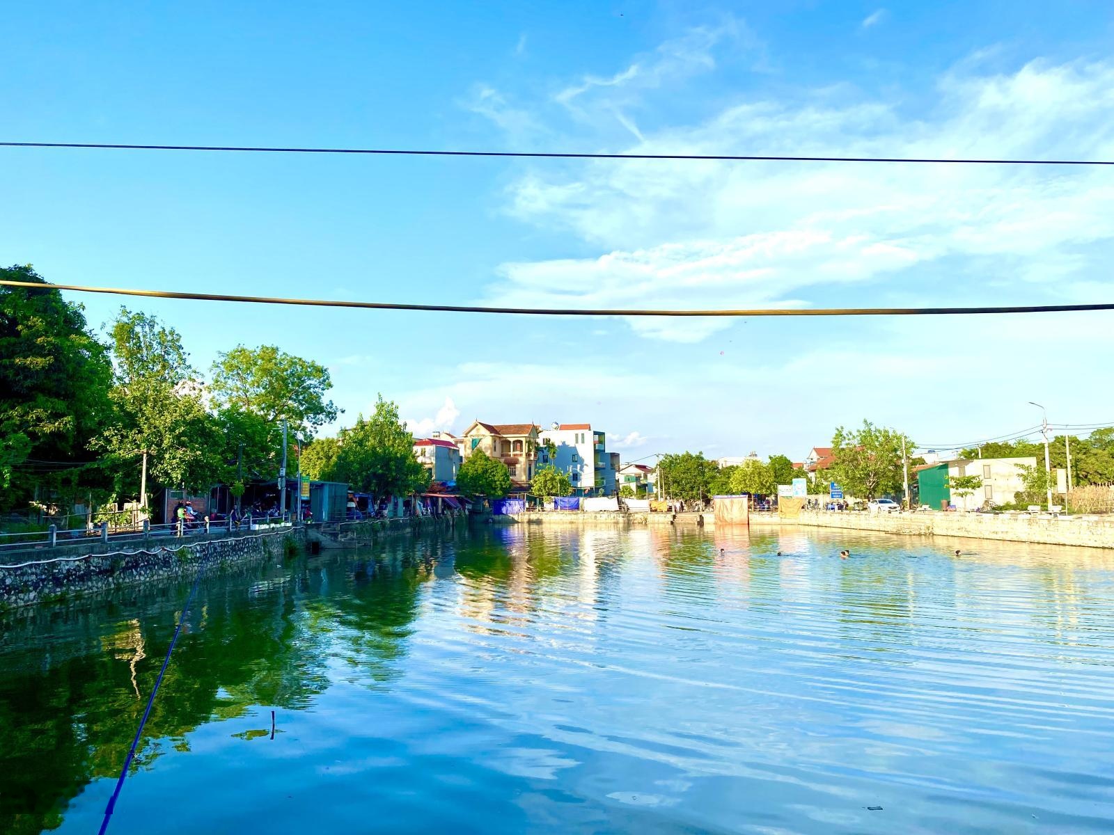 Việt nam vô địch. Chủ giảm giá bán cho ngày vui của đất nước