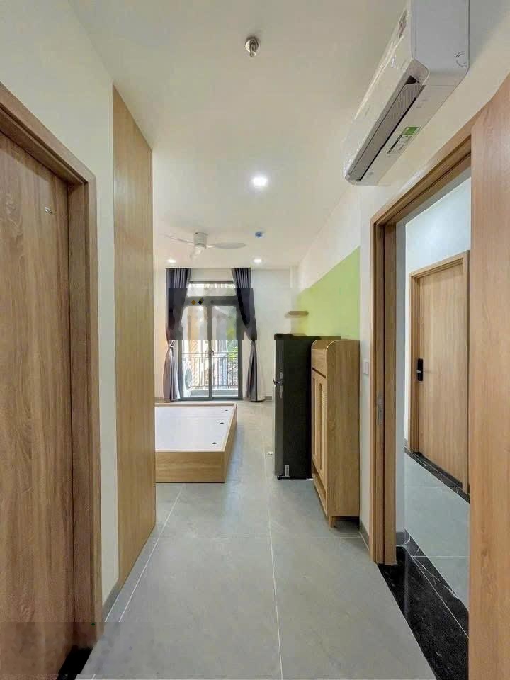 Studio trang bị đầy đủ nội thất - Có ban công - Nhiều ánh sáng - Đường lớn oto ra vào thoải mái