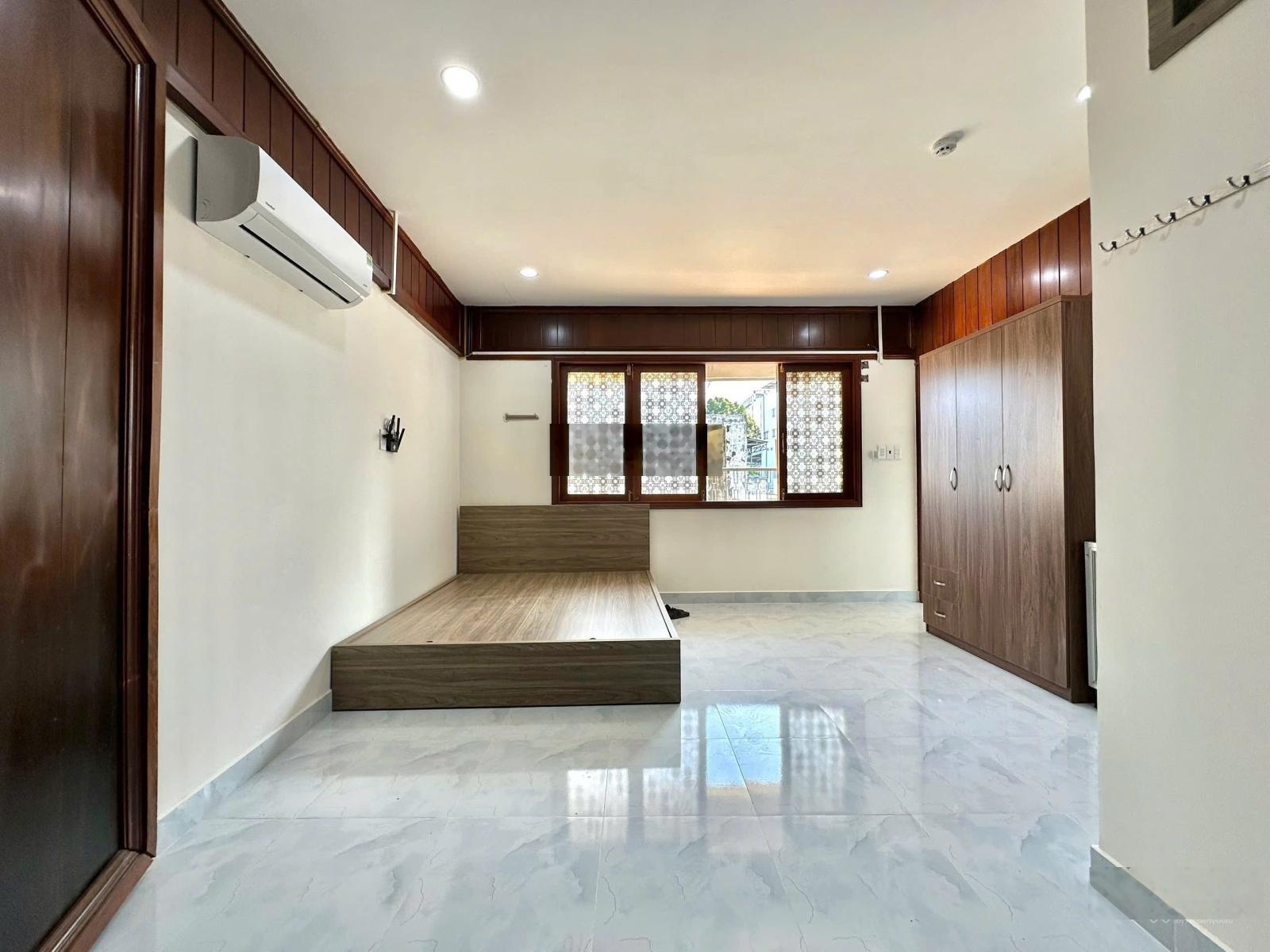 Chỉ xách vali vào ở phòng ban công cực chill tại quận bình thạnh