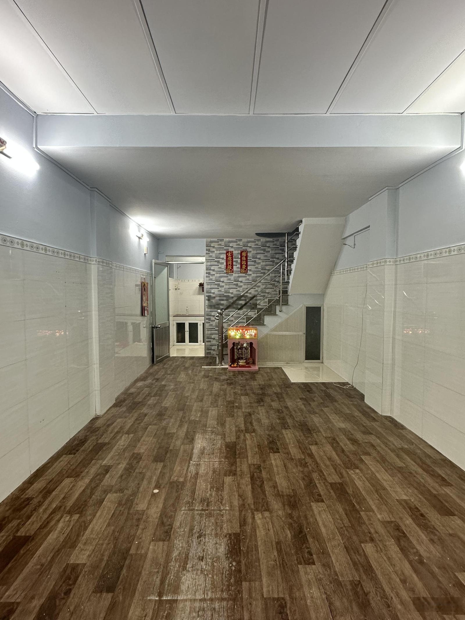 Nhà mặt tiền kinh doanh và ở, khu vực đông dân cư, trường học 3 cấp,khu vực chợ lớn tiện kinh doanh