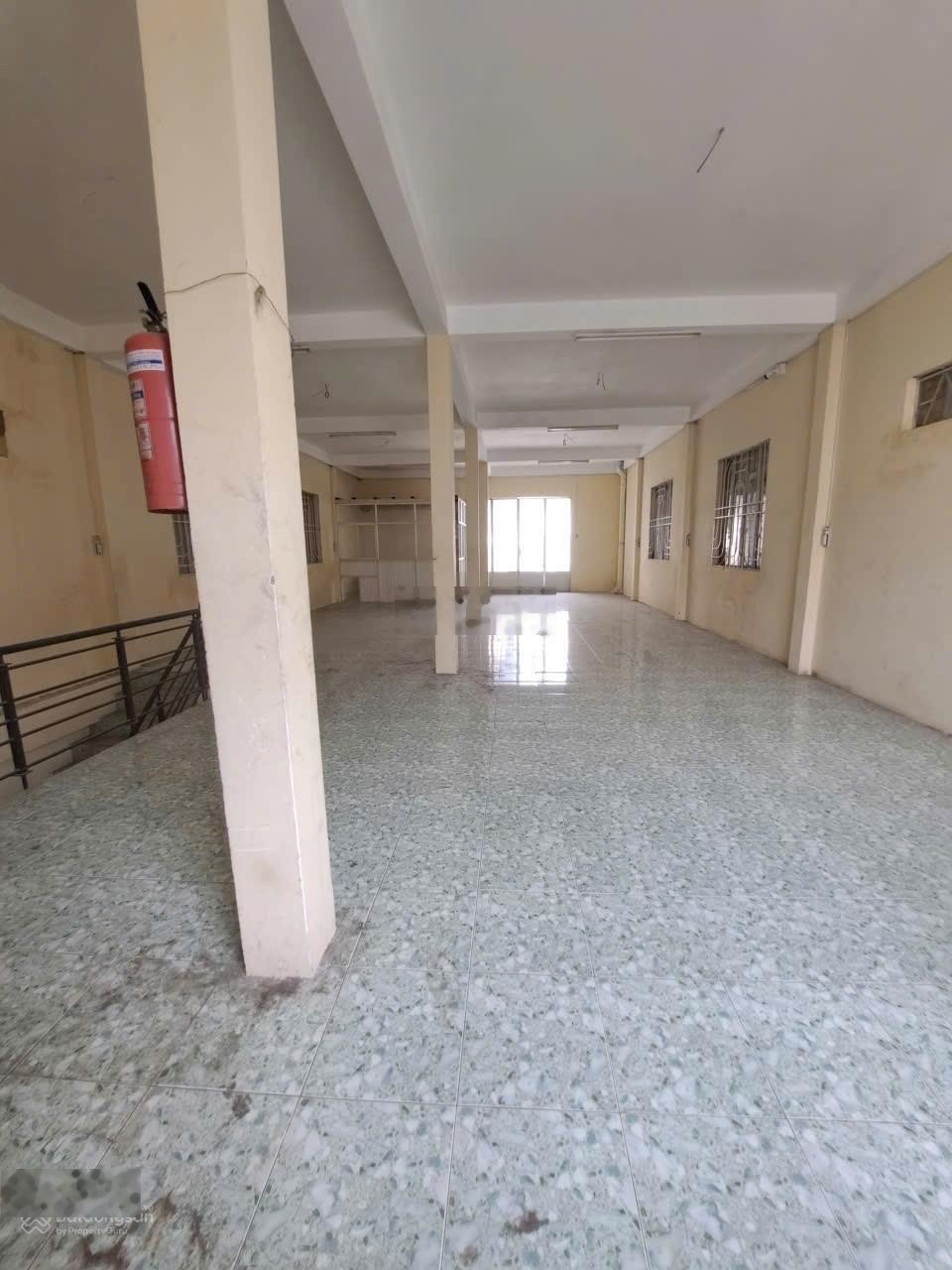 Cho thuê nhà xưởng bình trị đông 8*25 đúc 3 lầu suốt có thang tời