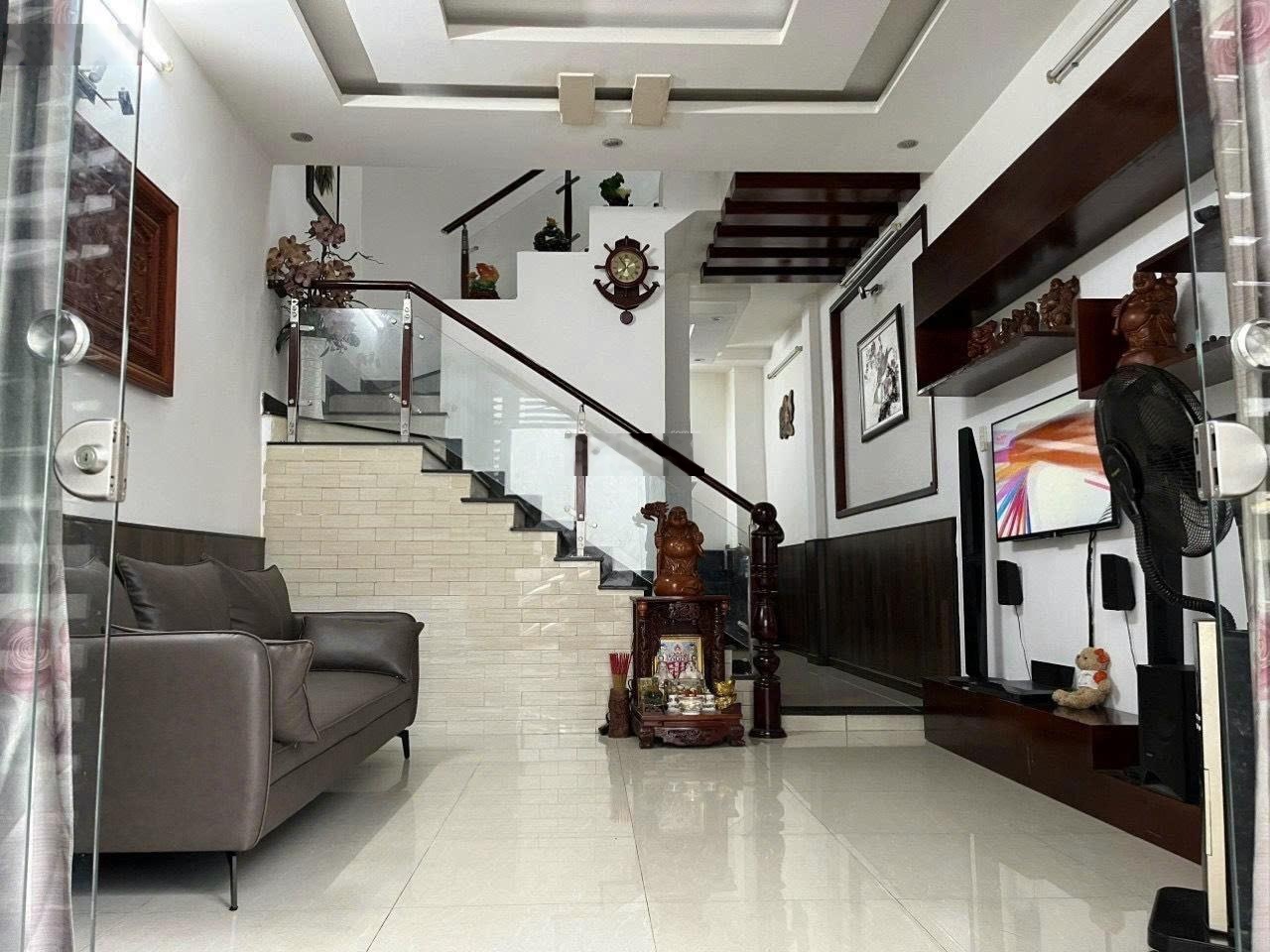 Sẵn hd thuê 2 năm 18triệu tháng 3 ty 8 căn lê văn việt ngay đh giao thông vận tải kdc hiện hữu