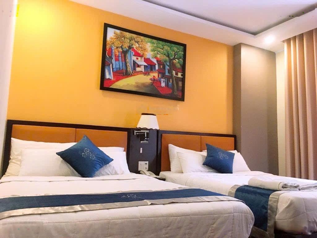 Bán khách sạn 7 tầng đường rộng 11m trung tâm phố tây Nha Trang