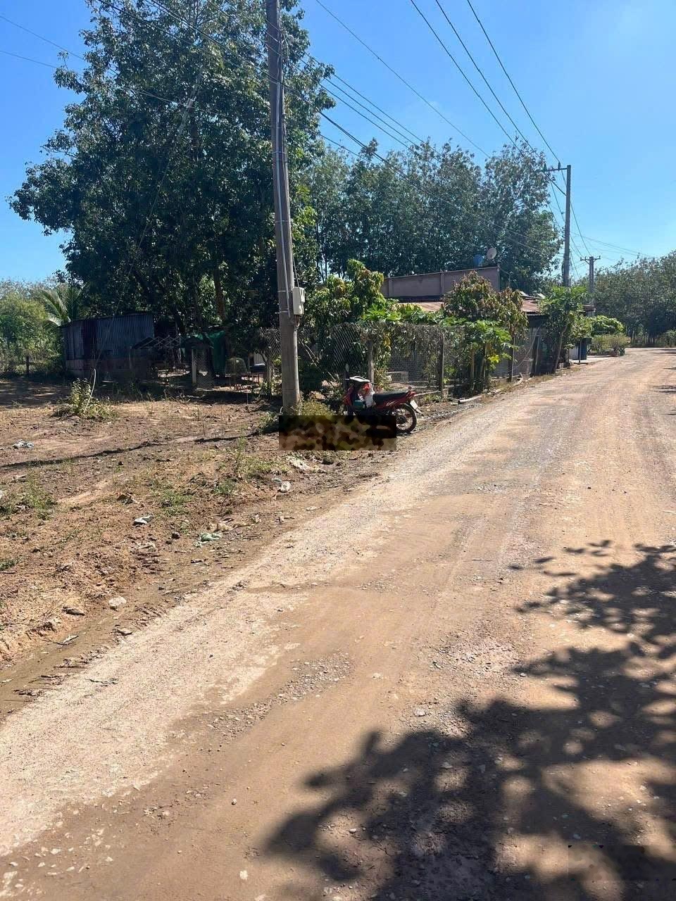 Đất view hồ nhánh dt749b 5x55 giá 1tr5/m2