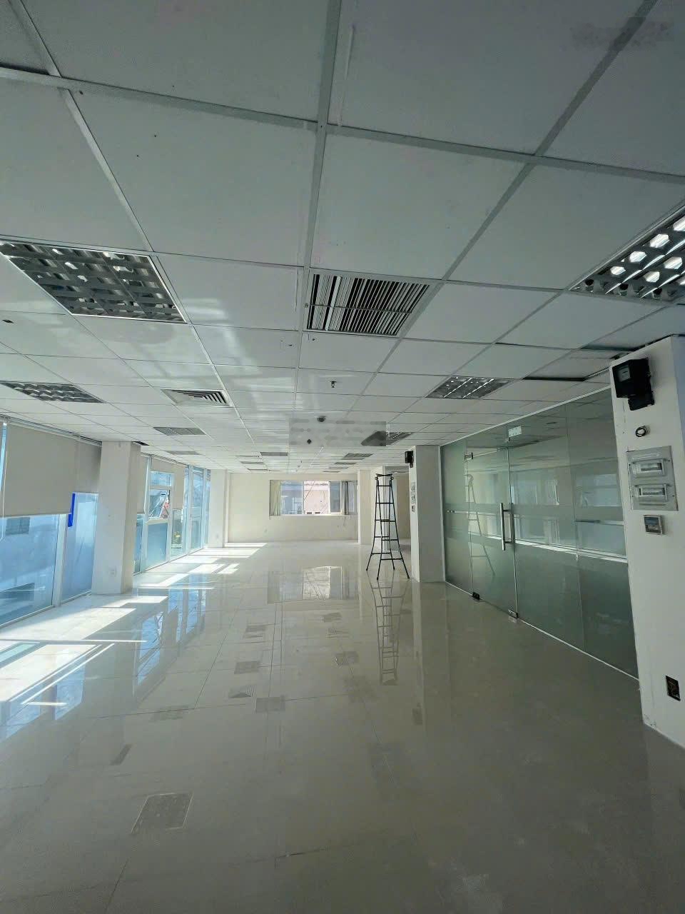 Văn phòng cho thuê 142m2. Vị trí trống: Lầu 5 - Út Tịch, P.4, Tân Bình, HCM