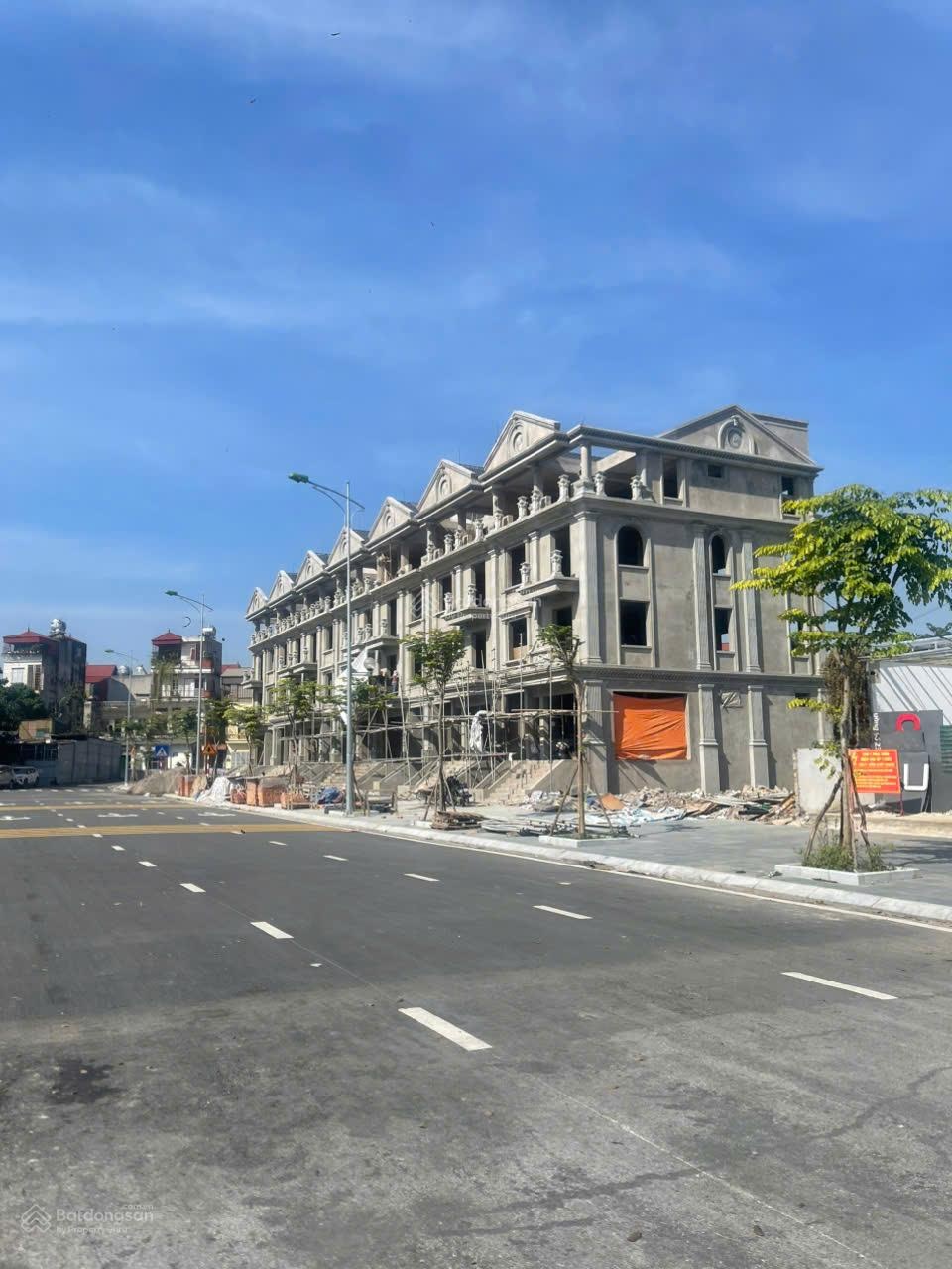 Bán shophouse tp giao lưu 209m mặt tiền 8m 4 tầng 1 hầm đường 40m kinh doanh đỉnh cao