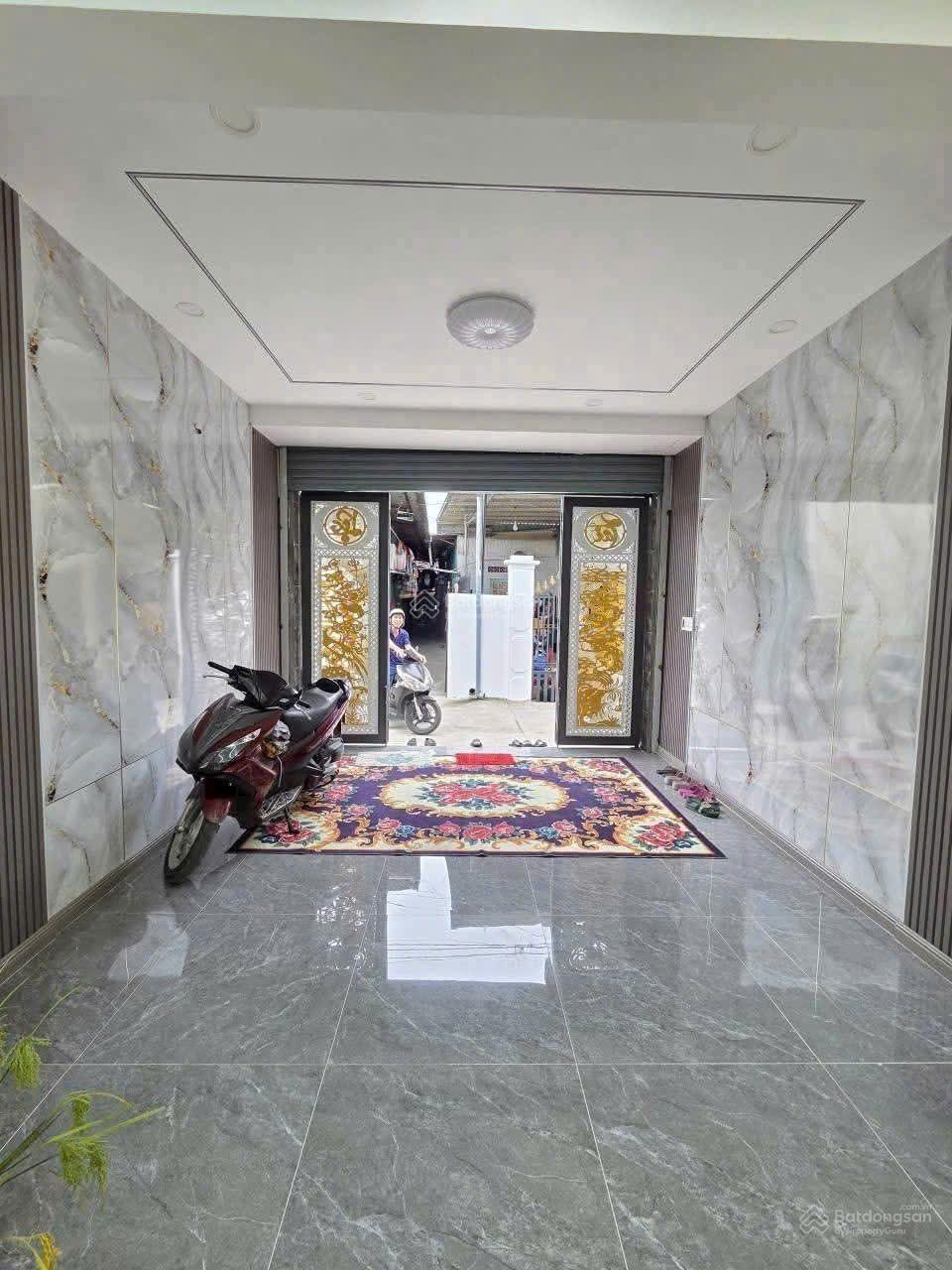 Bán nhà lầu trệt gần chợ Dĩ An 1 BD DT 81m2 ngang 4m sân oto full nội thất giá 4,95tỷ LH 0906309279