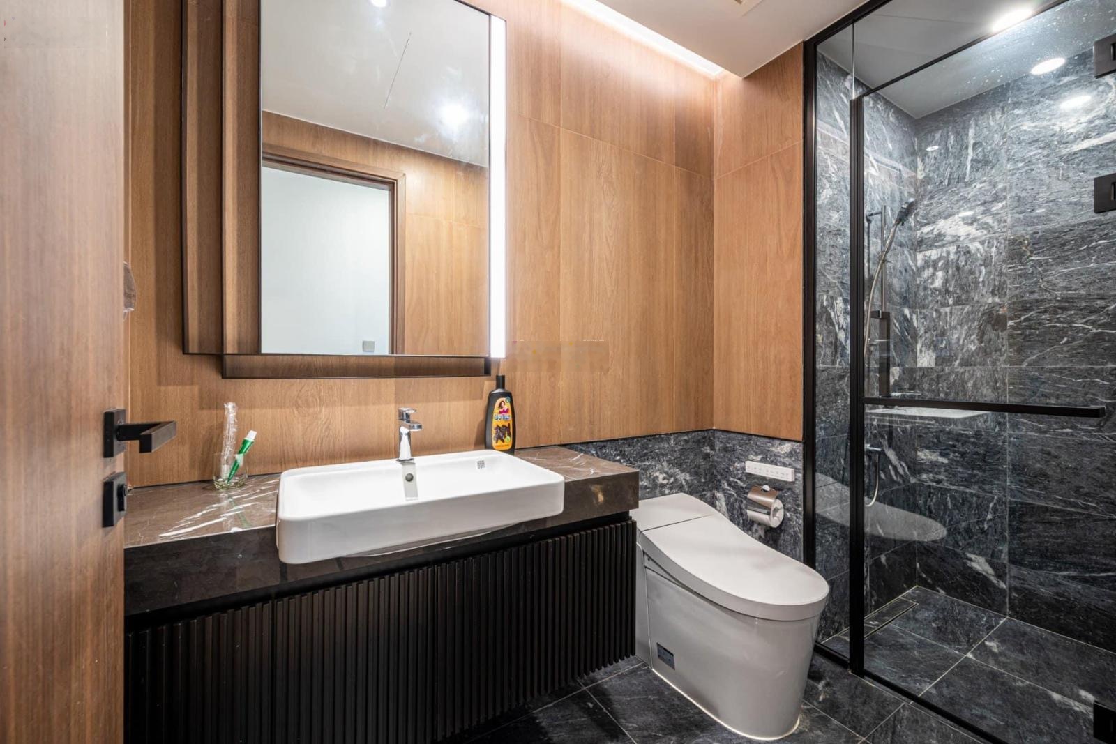 Trống sẵn căn hộ 2PN Lumiere Riverside full NT cho thuê 32tr/tháng. Sẵn pass xem nhà