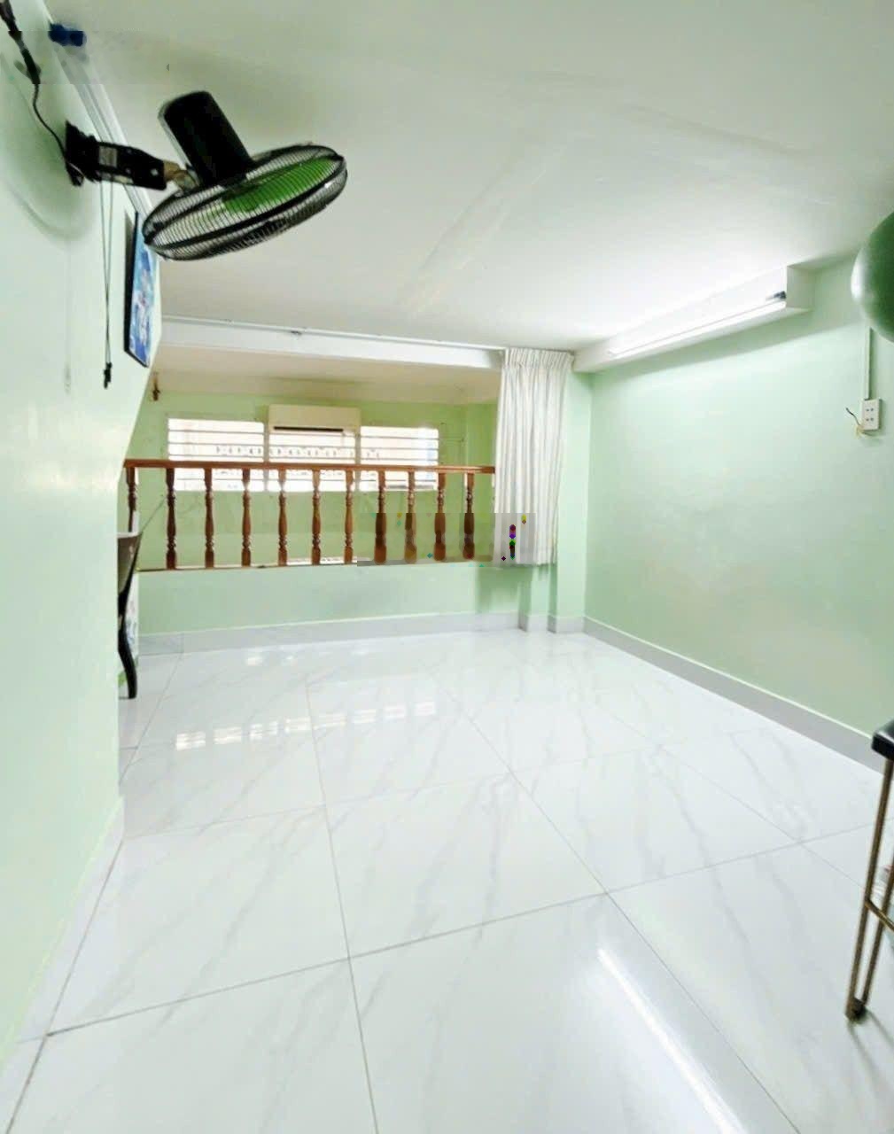 Bán nhà 3 tầng sư vạn hạnh kế vạn hạnh mall chỉ vài bước ra mặt tiền có 3 phòng ngủ hơn 4 tỷ