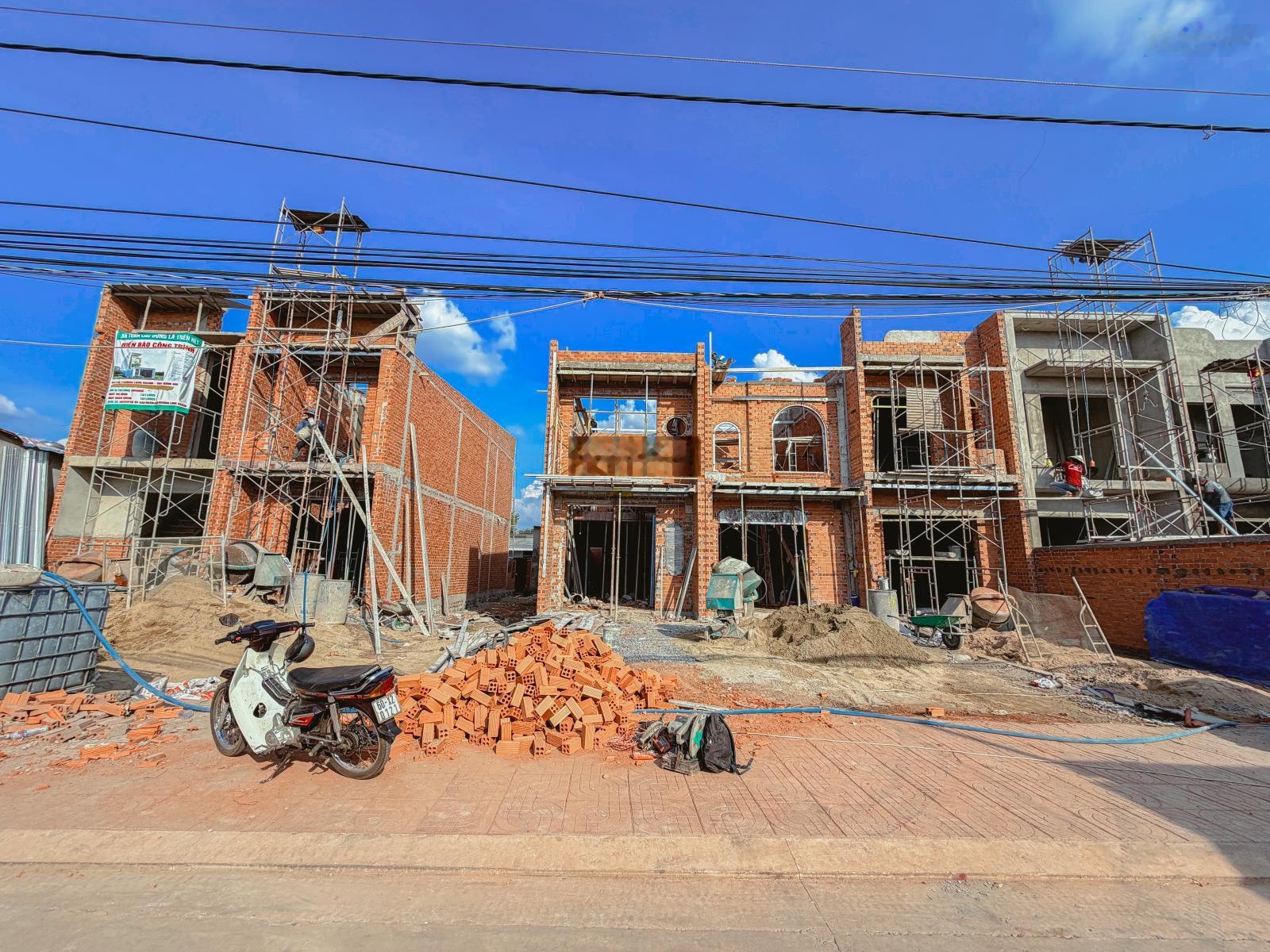 Nhà lầu xây mới, trả trước 200tr / Khu Phố Bàu Trâm - Long Khánh - Đồng Nai