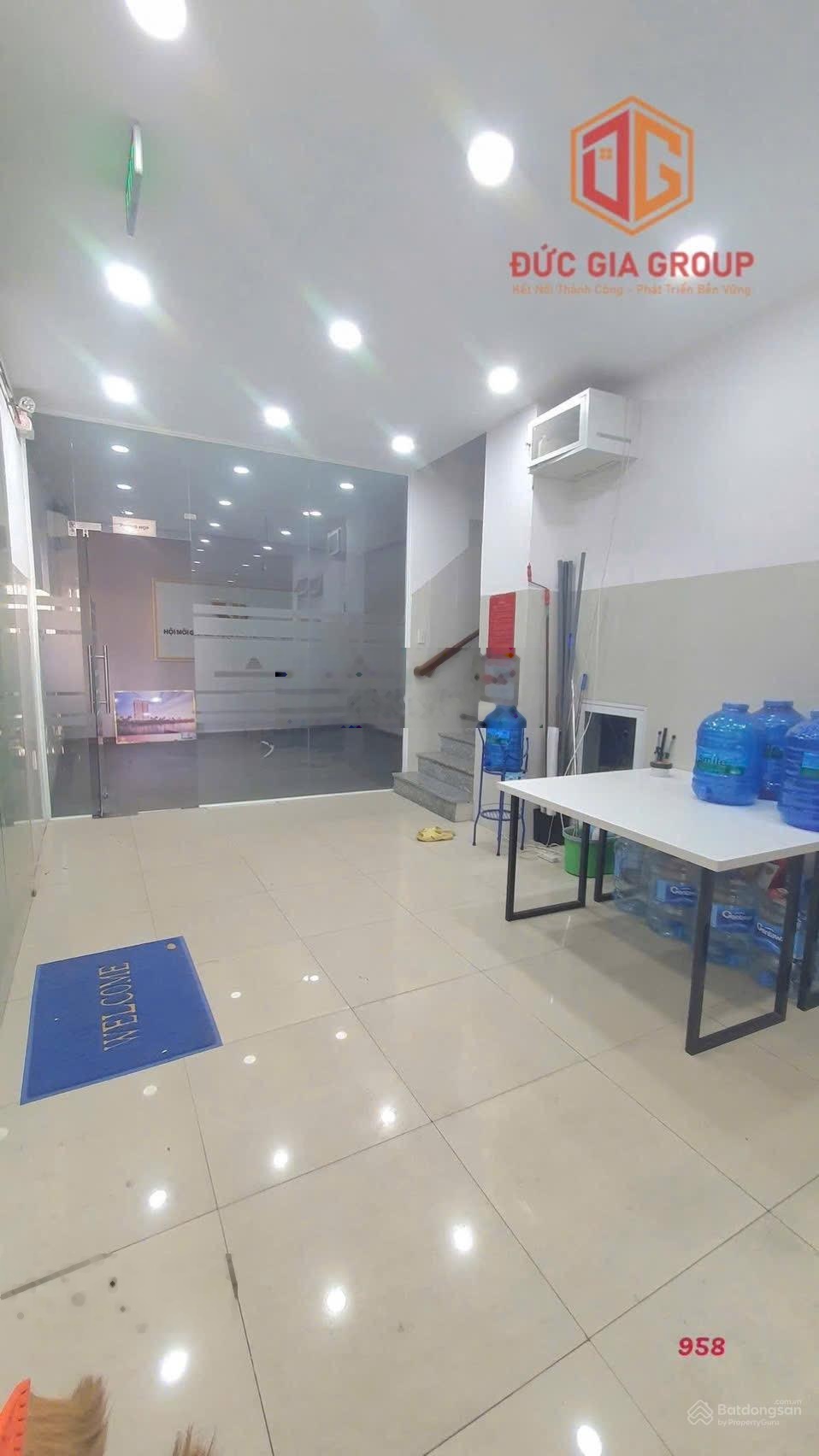 Cho thuê tòa nhà đẹp 3 lầu góc hai mặt tiền Hà Huy Giáp