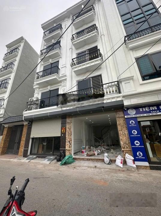 Nhà phố dt 40m², 5 tầng giá 12.5 tỷ. Mặt phố kinh doanh đẹp oto có vỉa hè.căn góc 2 mặt thoáng