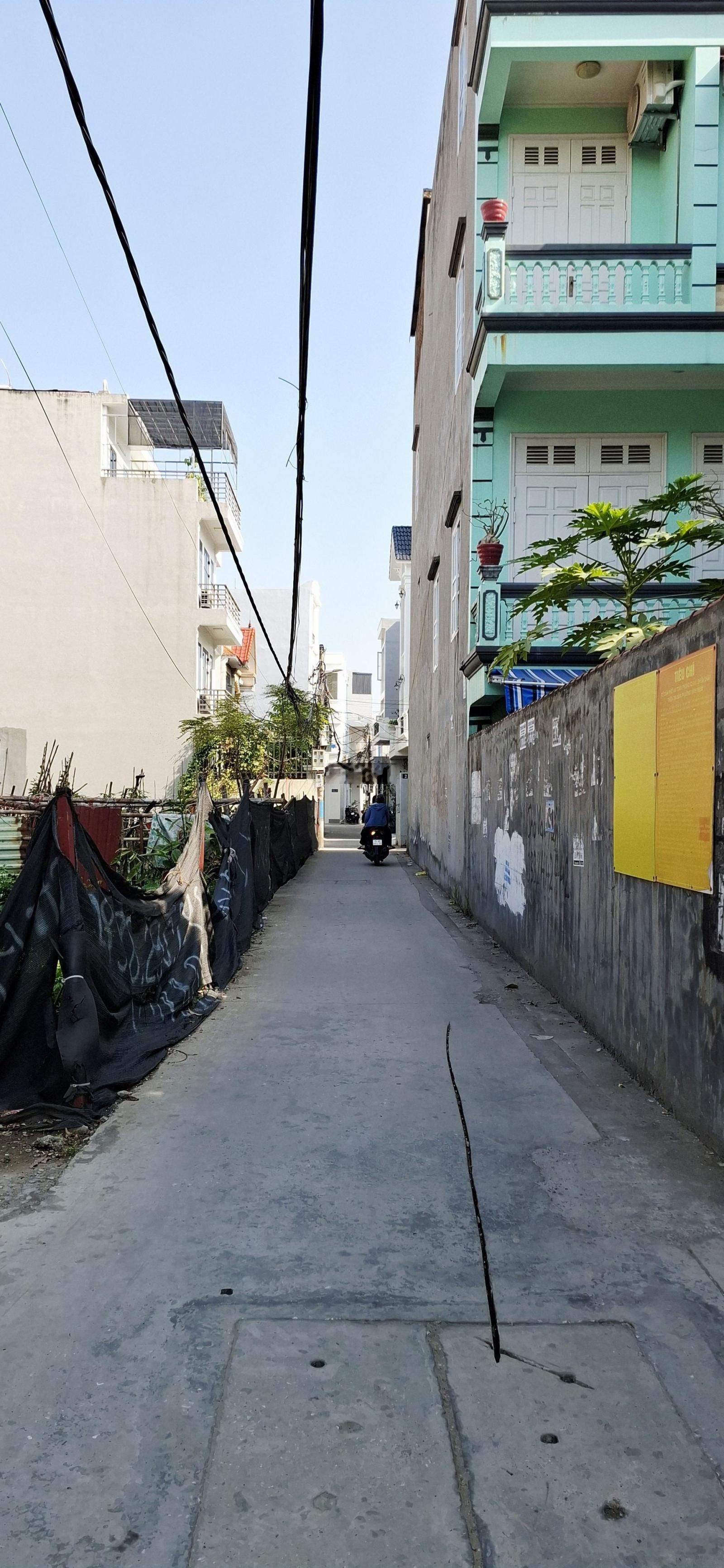 bán lô đất ngõ 101 khúc hạo .khúc thừa dụ + diện tích 70m ngang 4m5 .ngõ 2m4 vị trí đẹp.