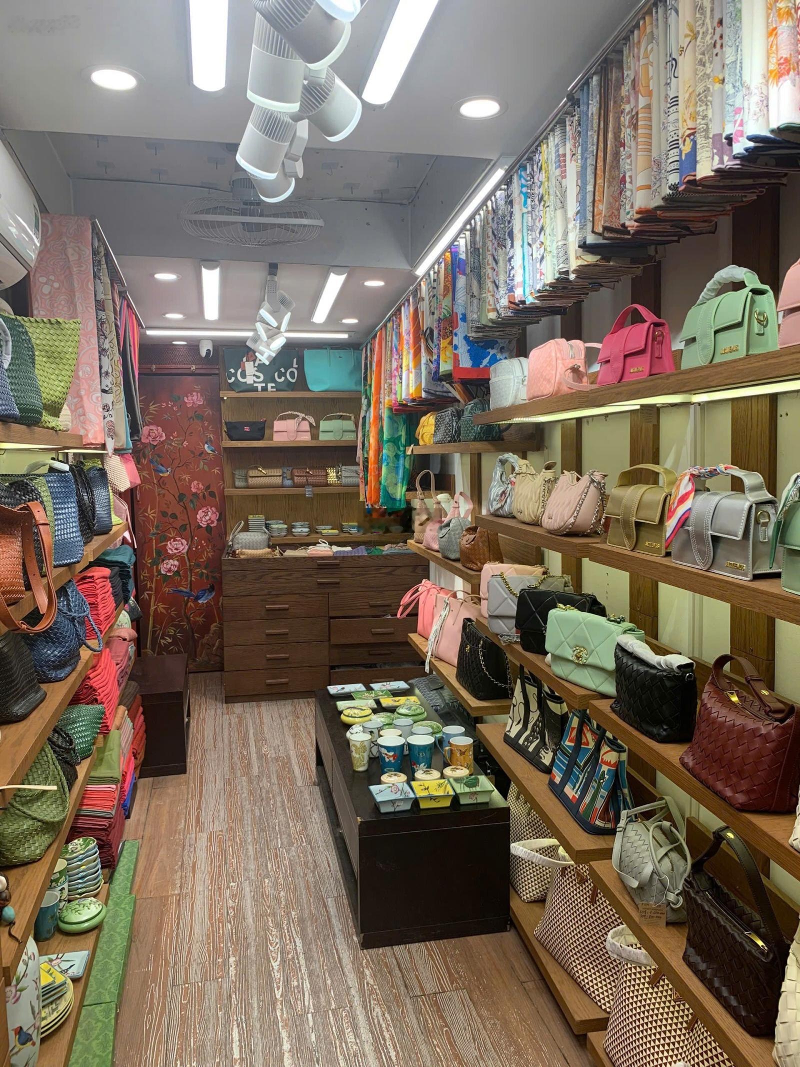 Cho thuê nhà mặt phố Hàng Lược - Hoàn Kiếm, DT 90m2, mt 5.5 m, 50 tr, thông sàn, đi riêng