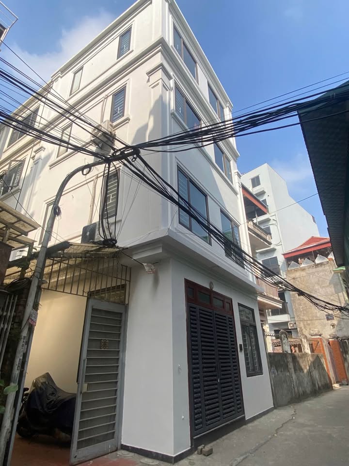 Nhà Long Biên 36m² x 4 tầng, ô tô đỗ cửa, gần hồ, giá hời