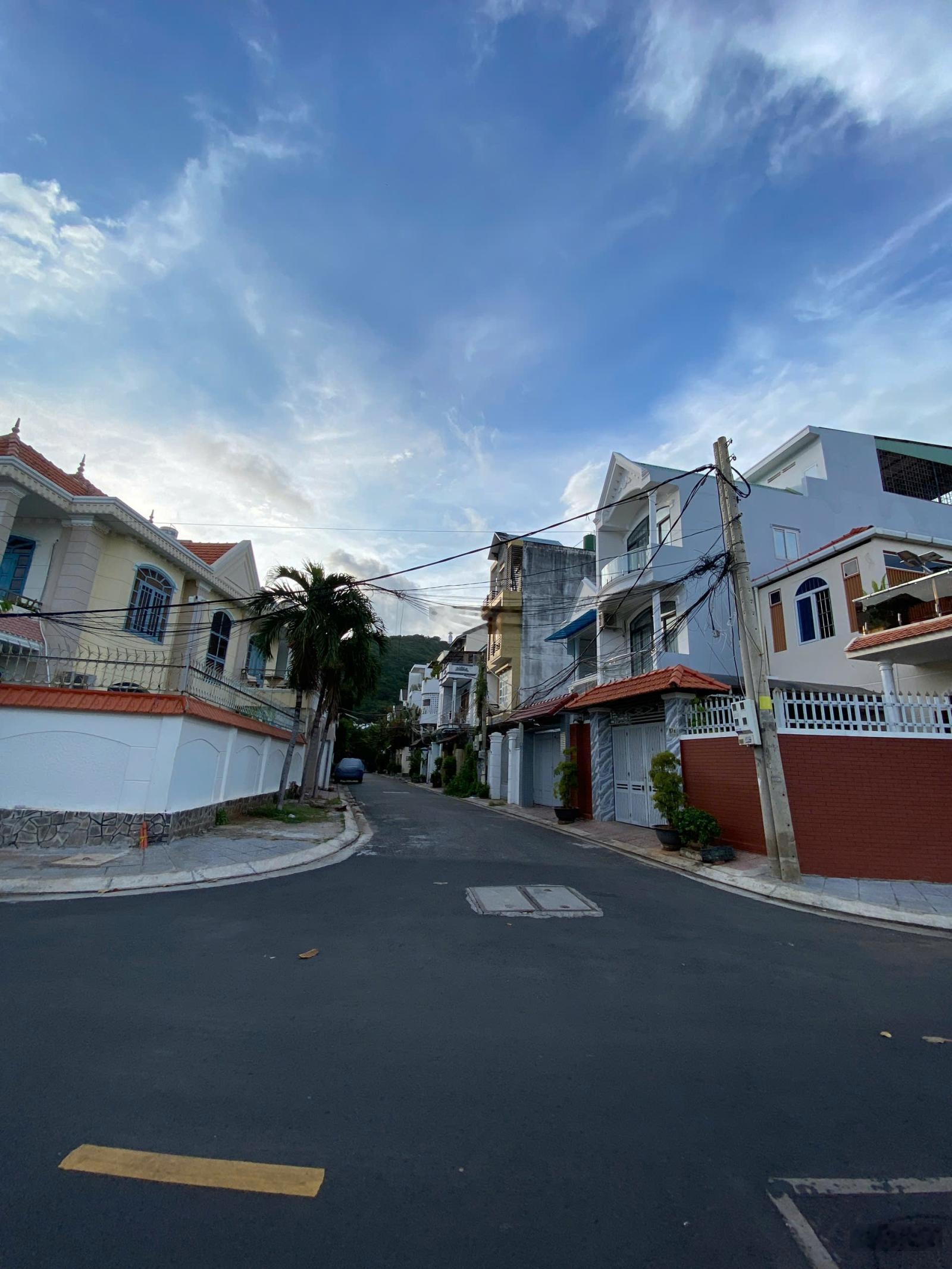 Bán! siêu phẩm nhà mới 4 tầng có thang máy sát biển Bãi Sau, Phan Chu Trinh | ô tô tránh nhau