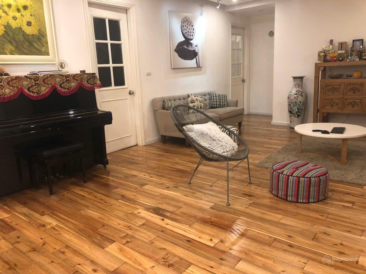 Bán căn hộ KĐT Việt Hưng. DT: 104m2, 03 phòng ngủ full nội thất Giá: 6.8 tỷ. LH/Zalo: 0842666229