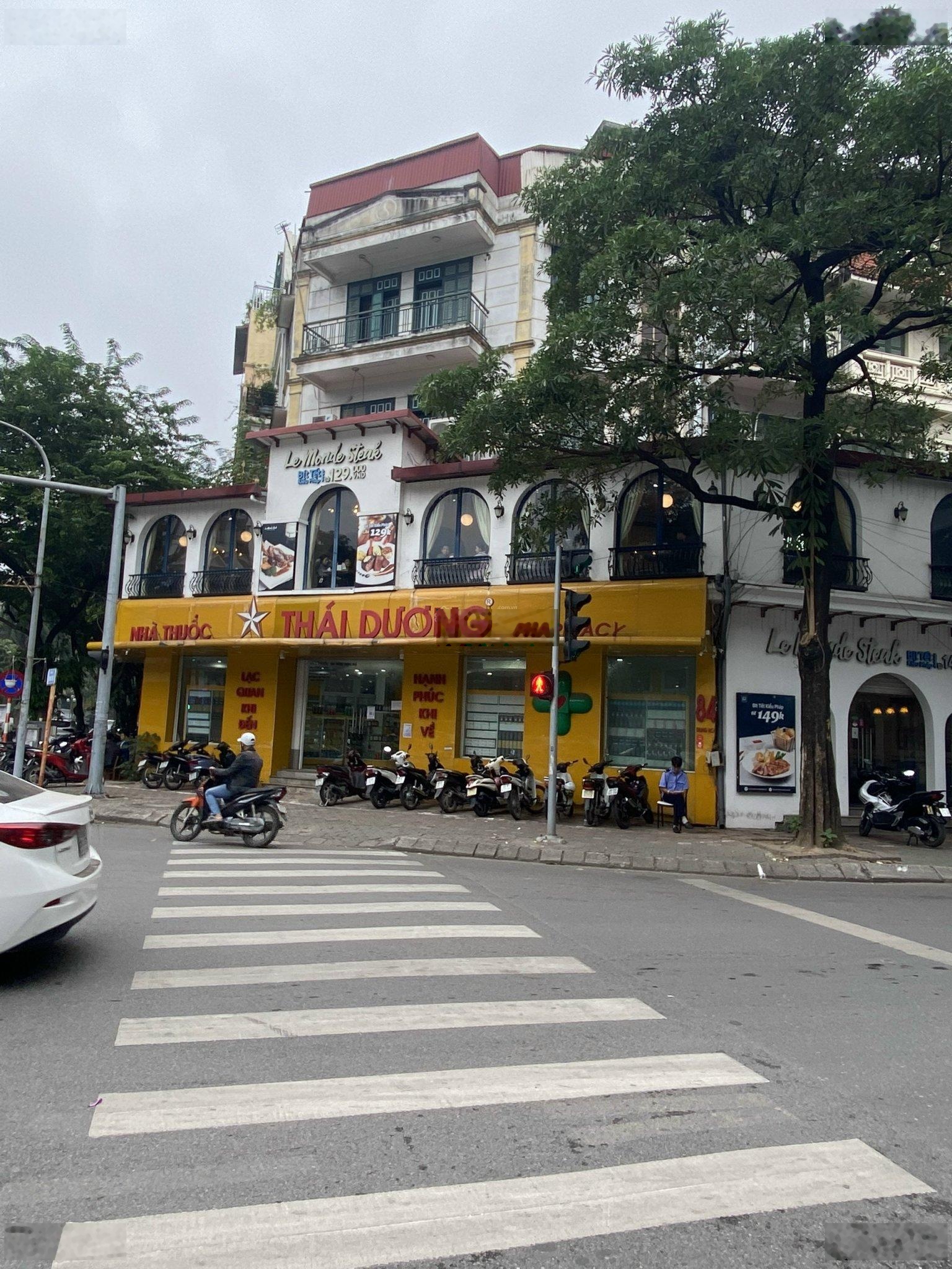 Cho thuê Nhà mặt phố Đường Huỳnh Thúc Kháng, Đống Đa, 650m, mặt tiền 12,5m: làm nhà hàng,ngân hàng