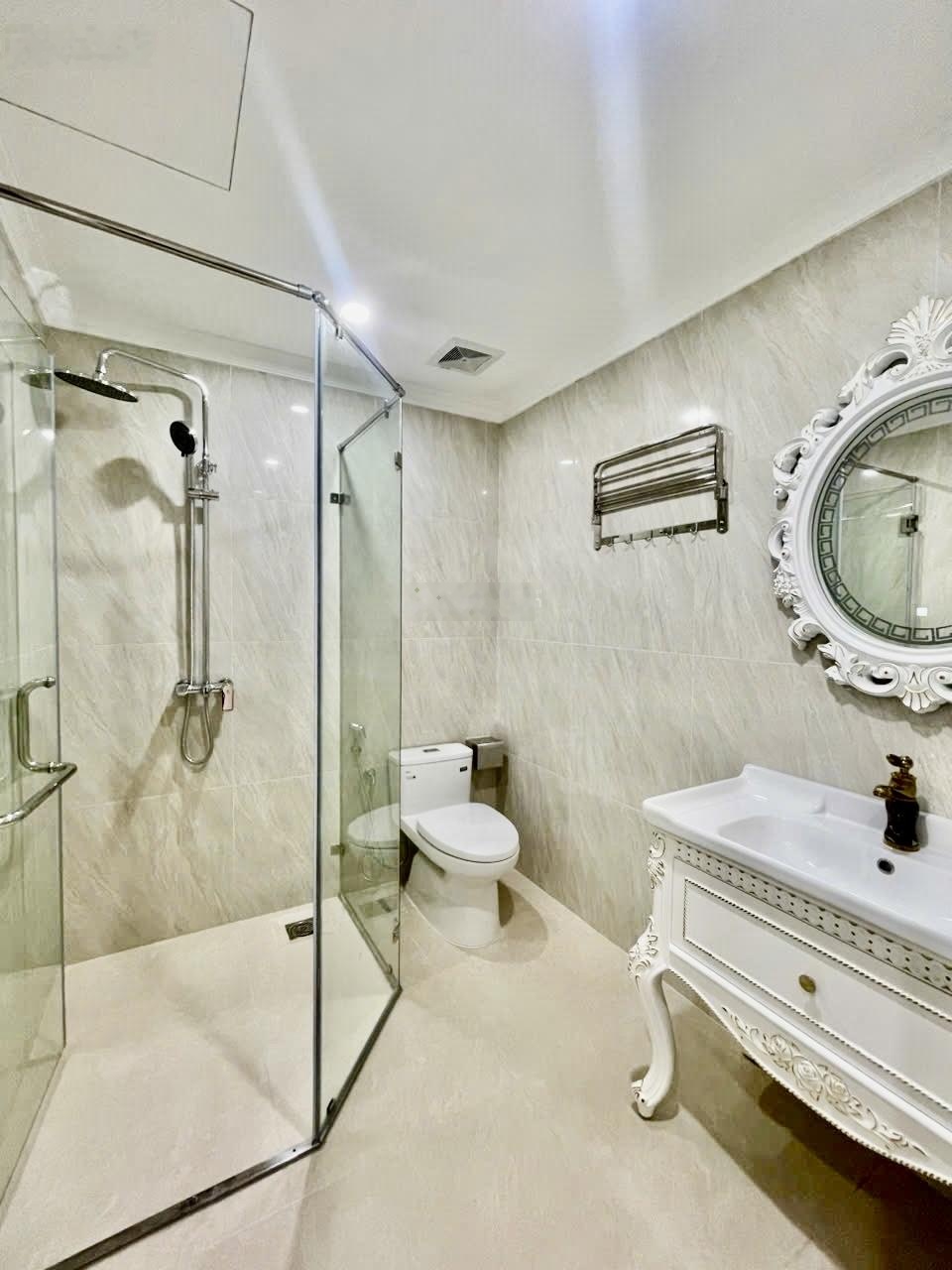 Nhà phố trạm trung tâm long biên 50m- 6 tầng thang máy- gara oto 7 chỗ- cách aeon mall vài bước