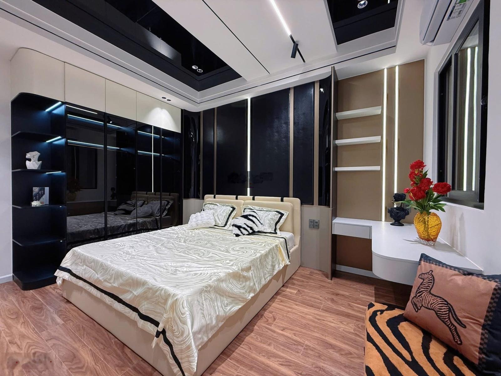 Bán nhà 3.5 tầng mặt tiền Nguyễn Tri Phương, full nội thất - có thang máy - gọi Đàm Tiến