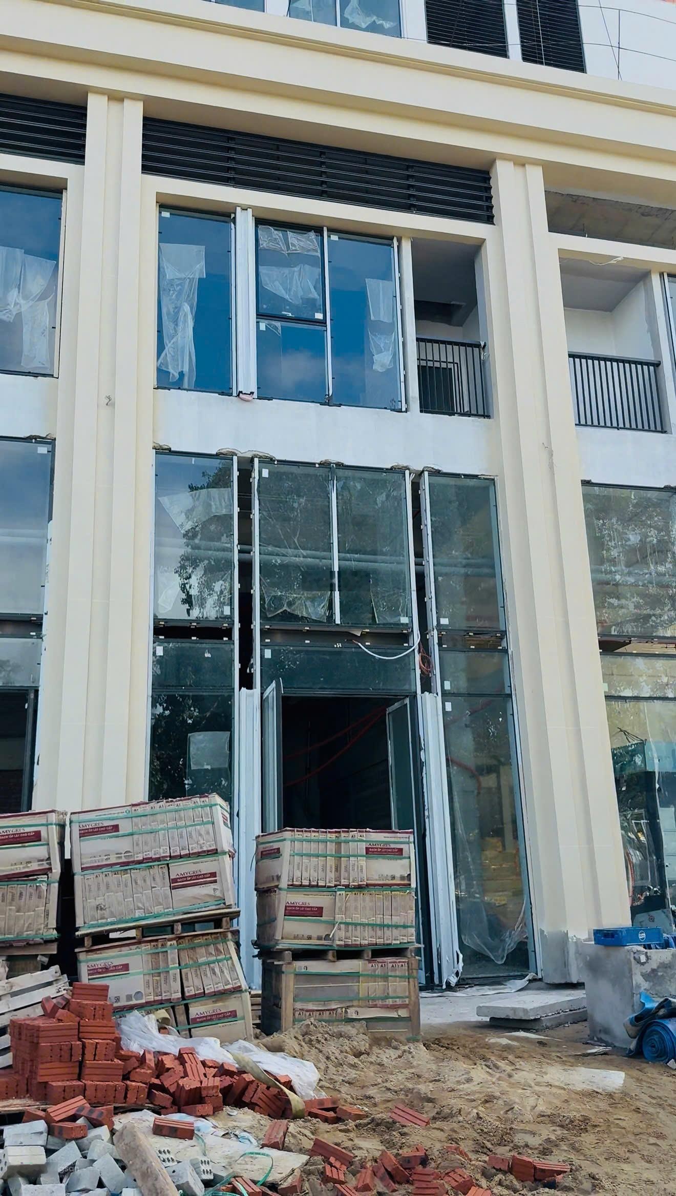 Bán shophouse khối đế Sun Ponte Trần Hưng Đạo Đà Nẵng view cầu Rồng, view công viên mặt tiền 5m6