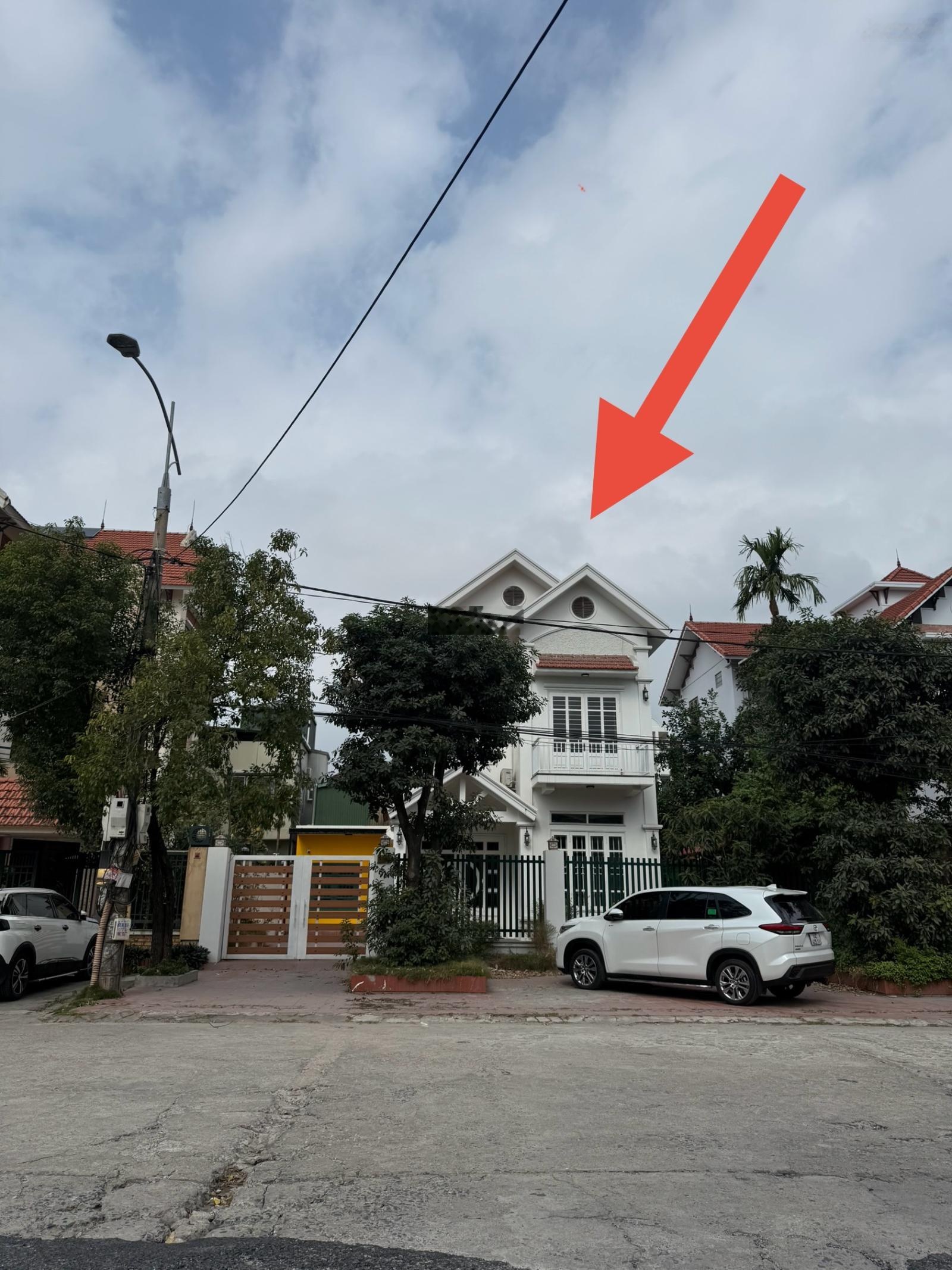 Cần bán căn biệt thự sân vườn đường lớn hướng nam, sát khu tắm khoáng nóng onsen LH: 0989487638