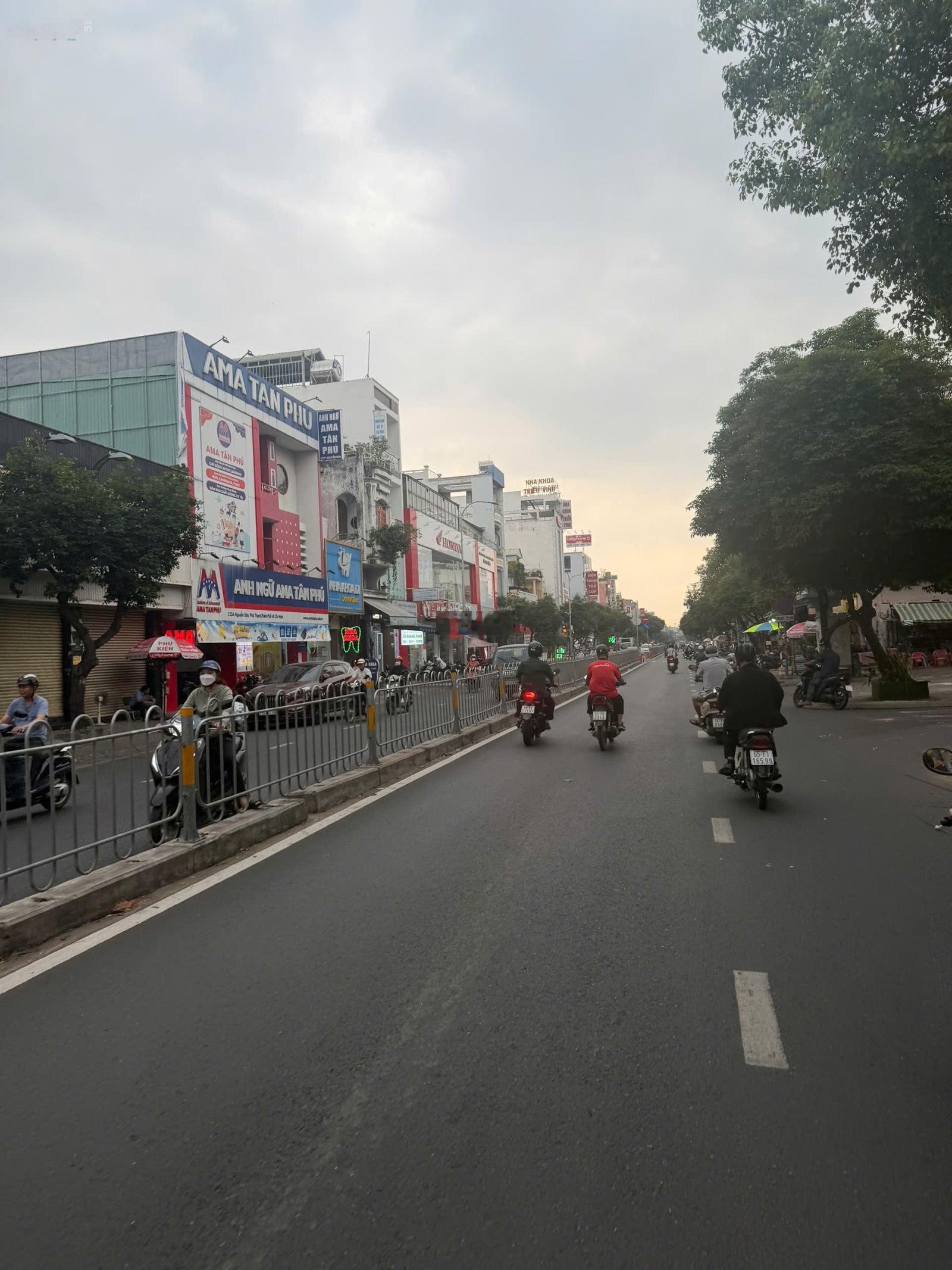 Cần tiền bán nhanh - Mặt tiền đường Nguyễn Sơn đoạn đẹp -DT 8 x43m- xây mới 1 hầm 7 tầng -giá 43 tỷ