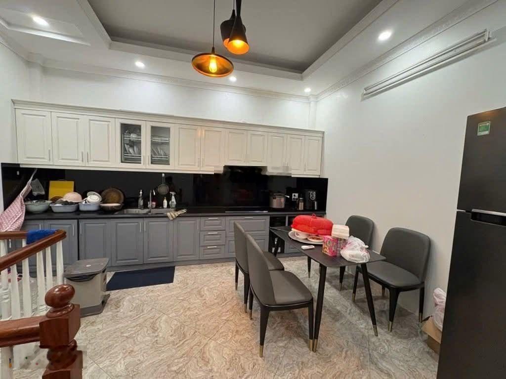 Nhà liền kề, nội thất đẹp, không ngập nước, diện tích rộng 112m2 giá rẻ hơn cả giá đất, sẵn ở kd