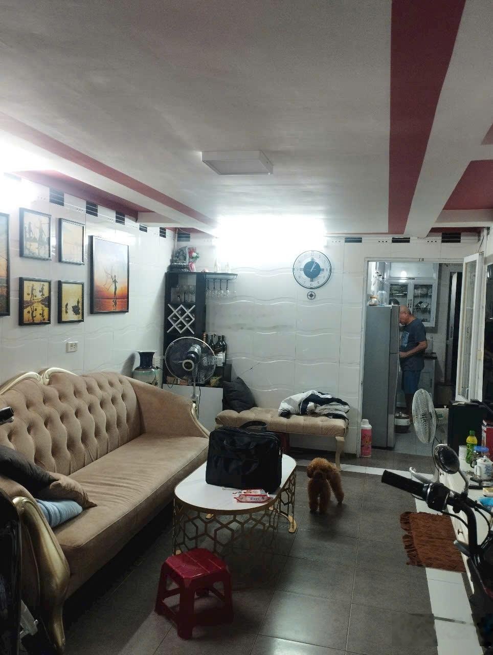 Cần bán gấp nhà 3 tầng Trại Chuối, bìa đỏ chính chủ, giá 2tỷ300. DT 33m2 ô tô đỗ cửa