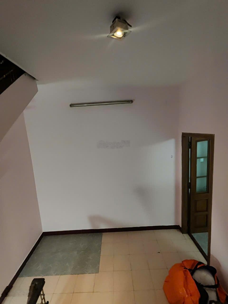 Cho thuê nhà 3 tầng phố Thợ Nhuộm, Hoàn Kiếm; Nhà 2PN, giá tốt chỉ 13.5tr/th, khu yên tĩnh