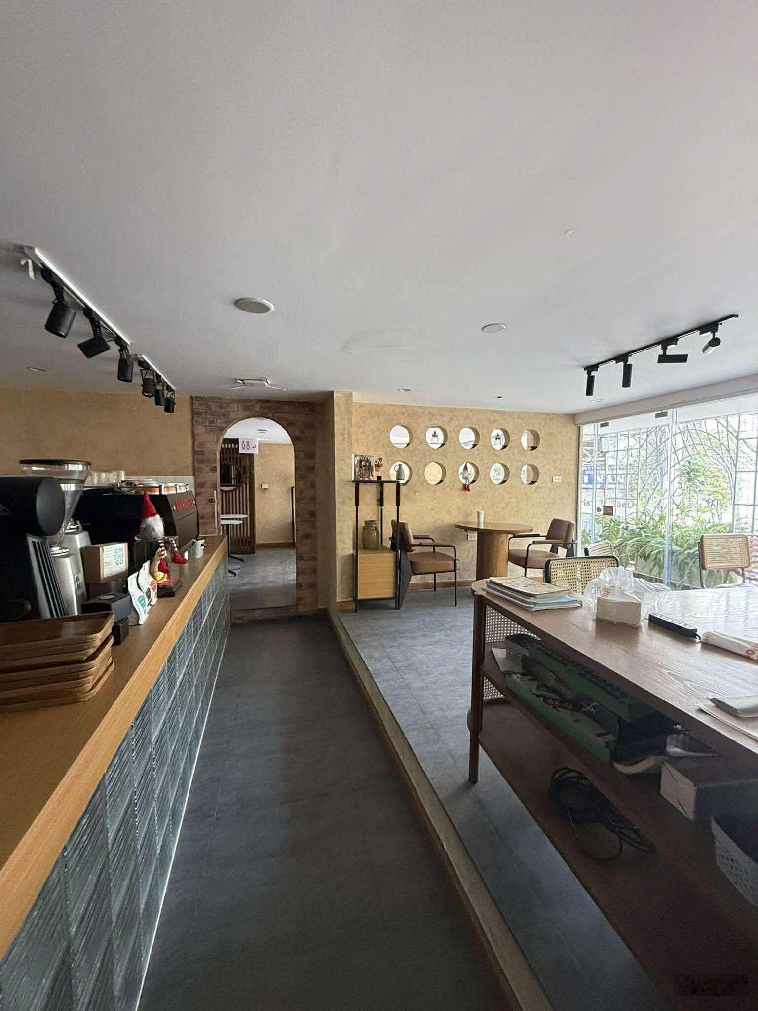 Hàng hiếm phố Đỗ Quang - Cầu Giấy, cho thuê cửa hàng, nhà lô góc, dt 100m2 x 3.5 tầng, mọi mô hình