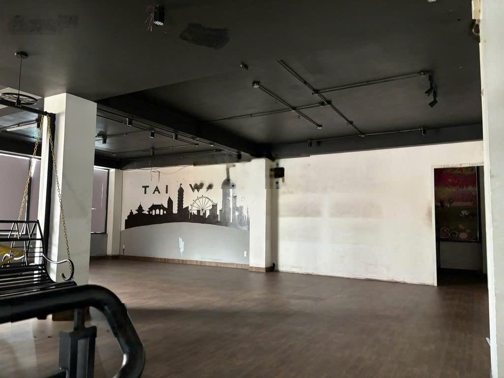 Nhà MTKD đường Bàu Cát, Tân Bình. Diện tích 10x20. Trệt 4 lầu. Mặt tiền rộng hiếm