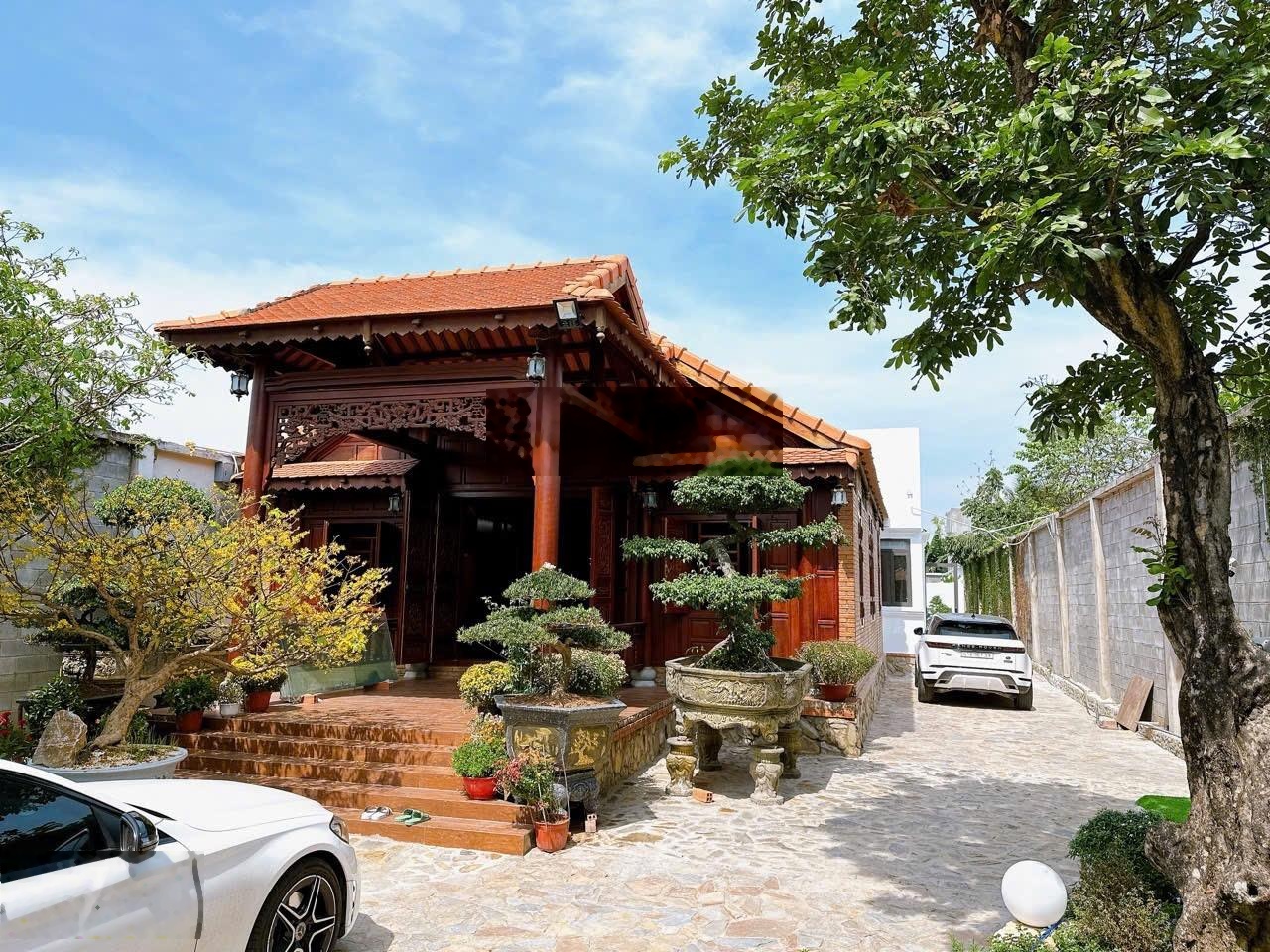 Bán gấp trước tết biệt phủ 1017m2 sân vườn full gỗ cao cấp - Thủ Dầu Một, Bình Dương nay là TP HCM