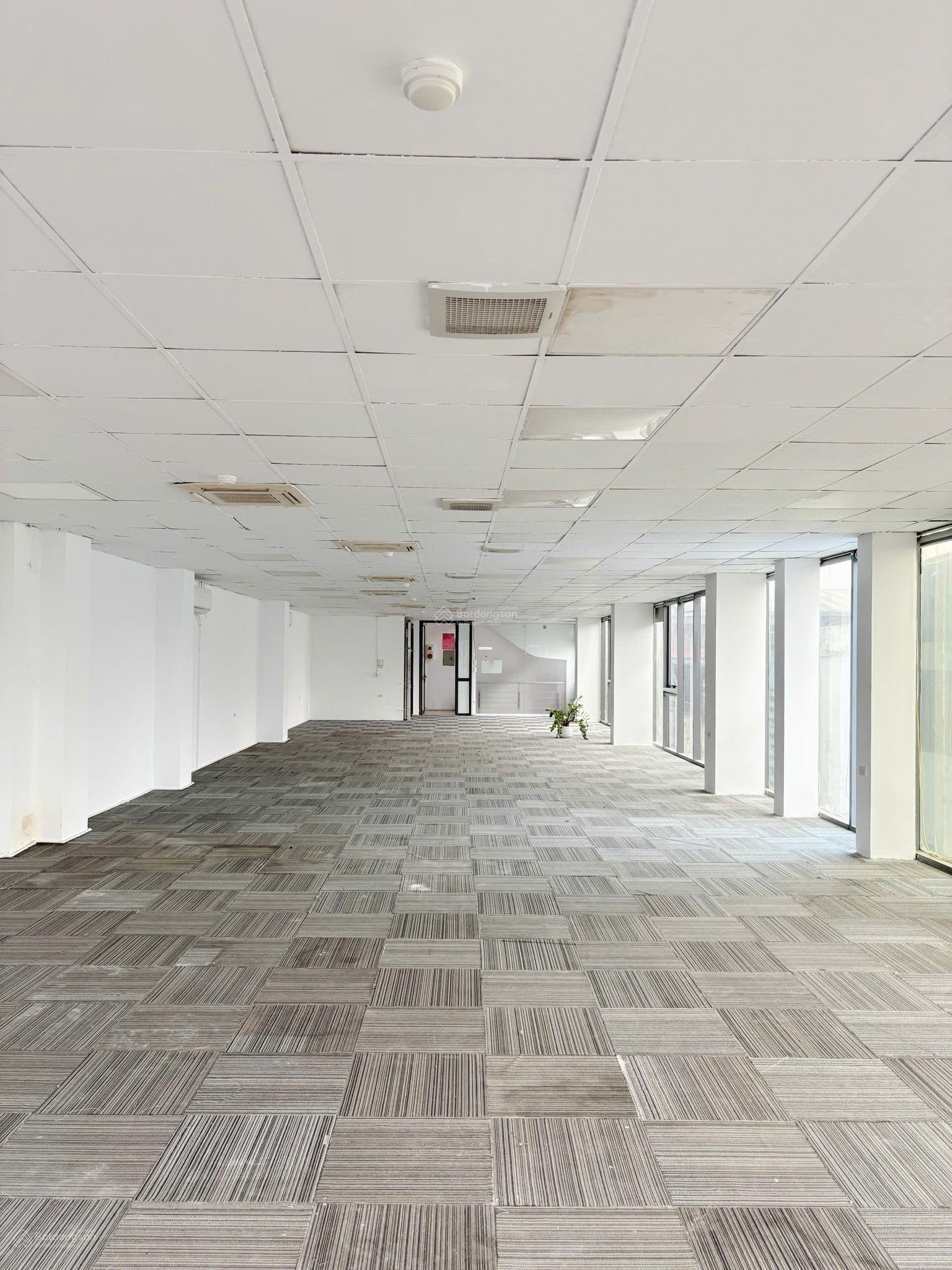 Sàn rộng 200m2 ngay trên đường Út Tịch, P.4, Tân Bình. Trống tầng 3 và 7. Hỗ trợ giờ làm việc 24/7